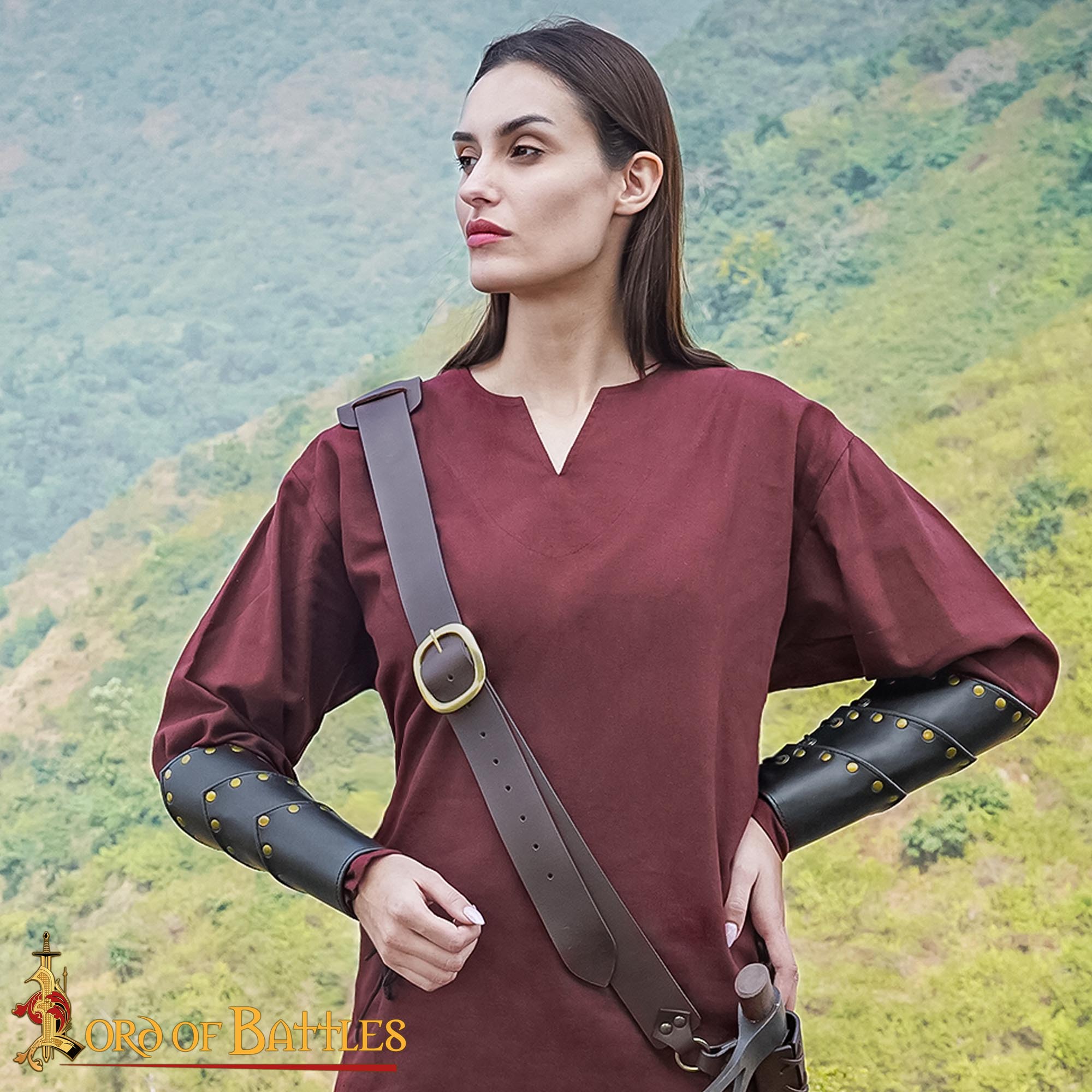 Brazalete Medieval Artesanal de Cuero con Adorno de Latón