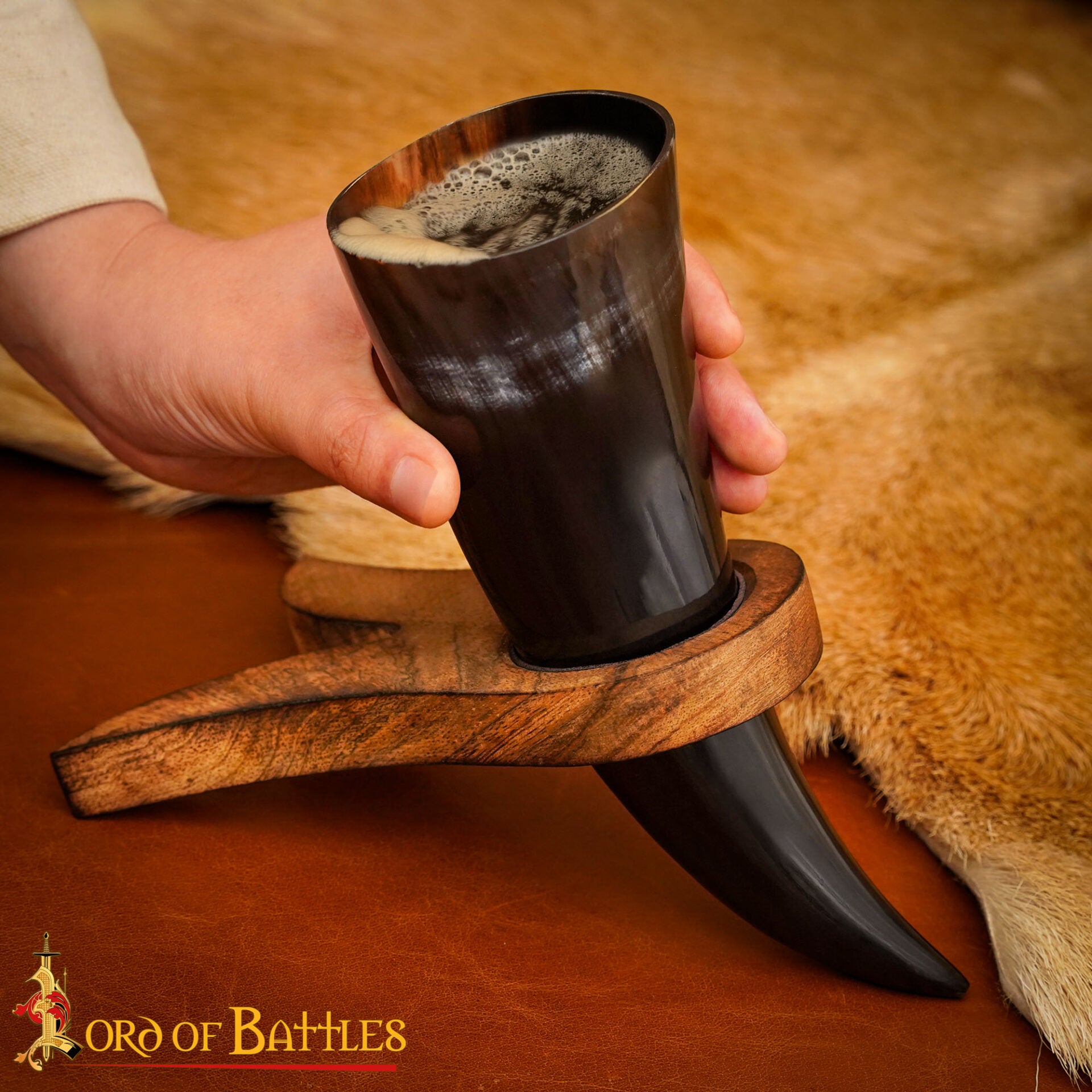 Soporte de Madera Artesanal para Cuerno de Vikingo con Forro de Ante - Expositor Rústico - Imagen 2