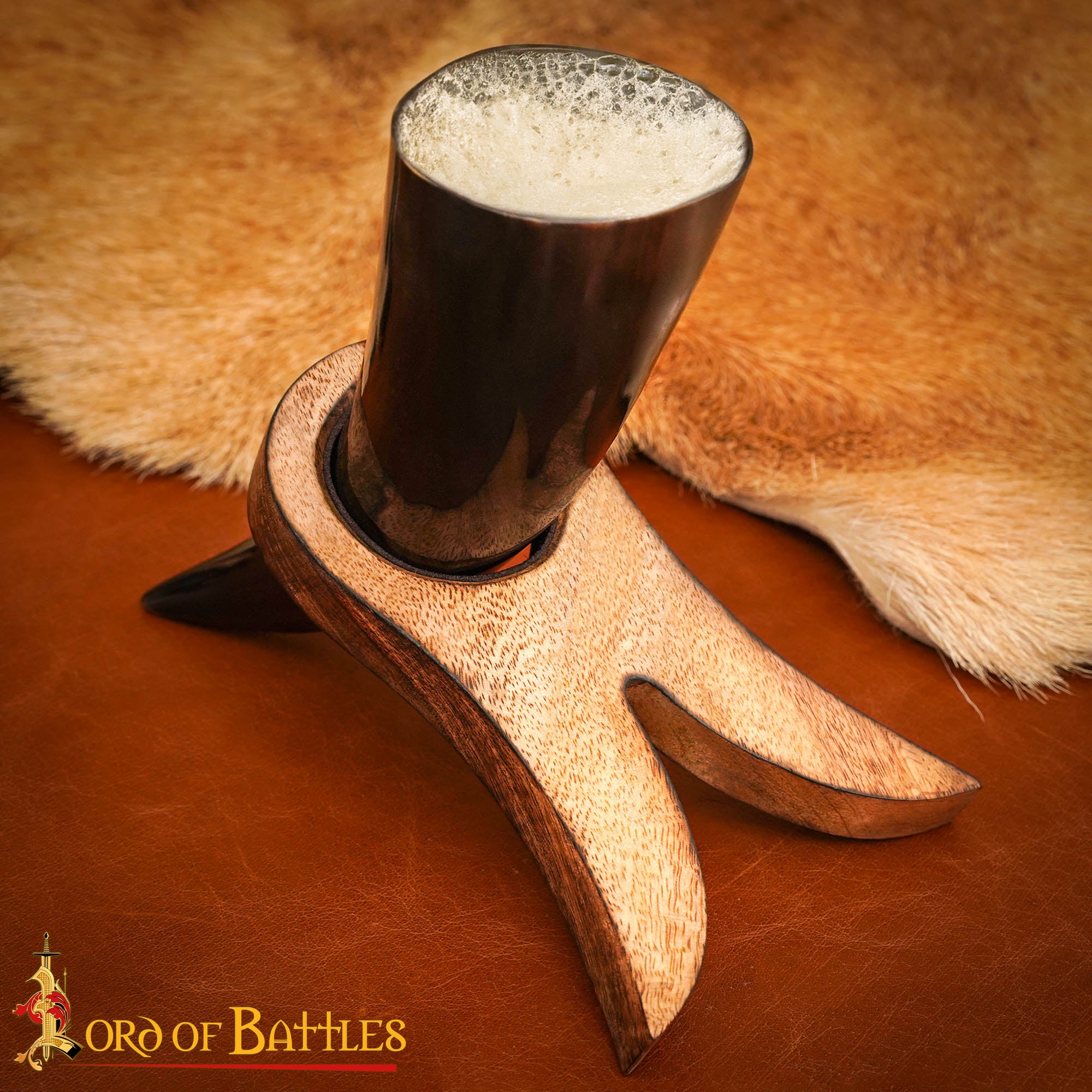 Soporte de Madera Artesanal para Cuerno de Vikingo con Forro de Ante - Expositor Rústico - Imagen 1