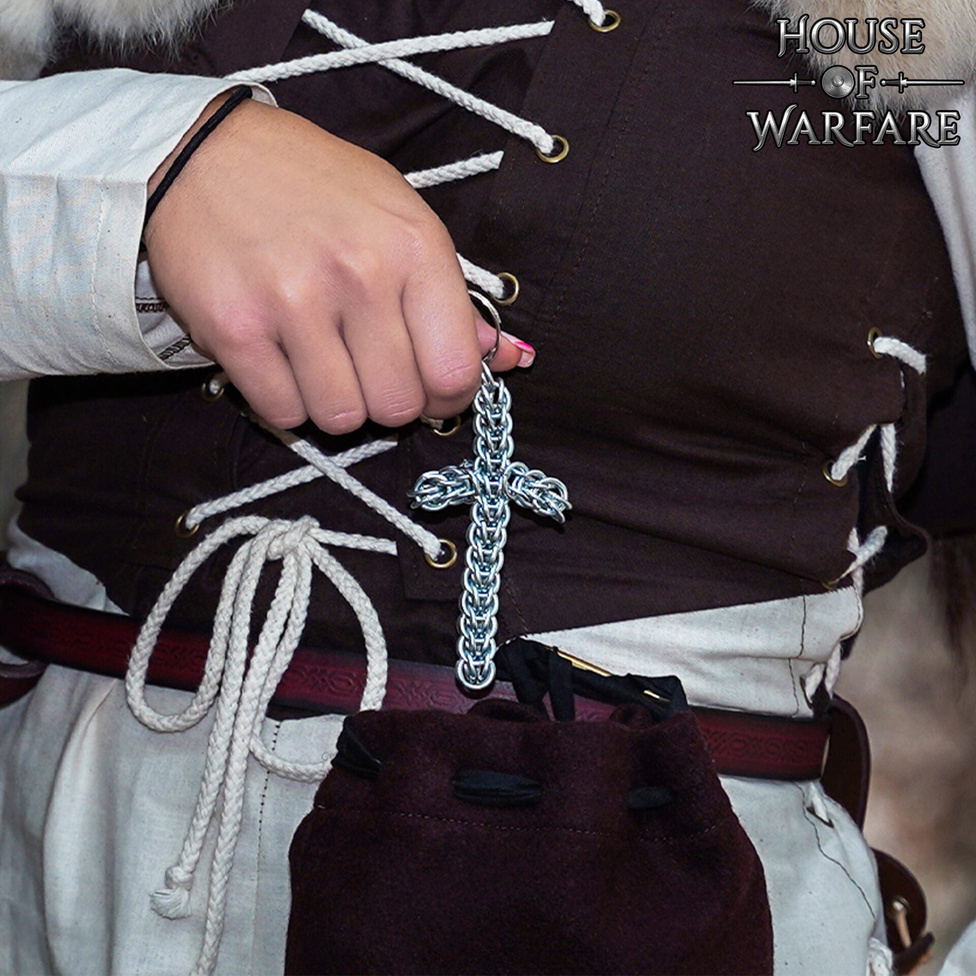 Imagen única de: Llavero Rústico con Cruz de Cota de Malla - Anillo Conificado de 10 Mm - Acero Dulce de Calibre 16 - Ideal para Larp, Cosplay y Reenactments