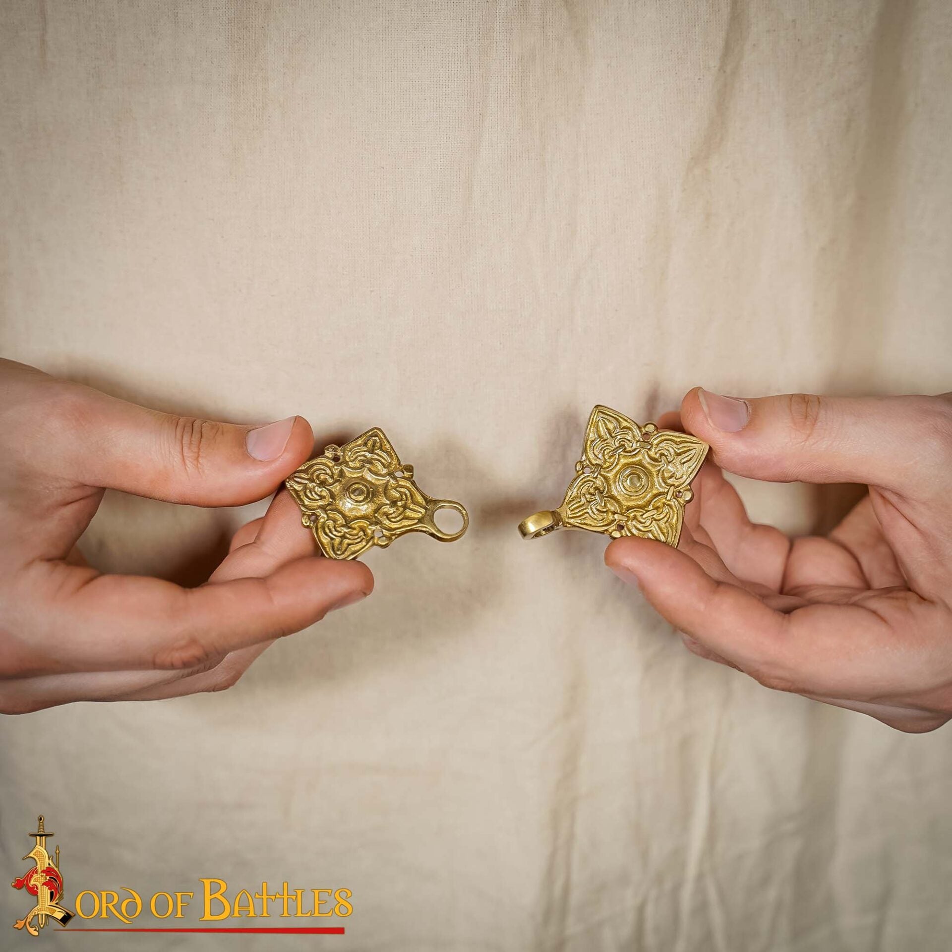 Imagen única de: Broche de Latón Fundido para Caftán o Capa Vikinga / Rusa Histórica