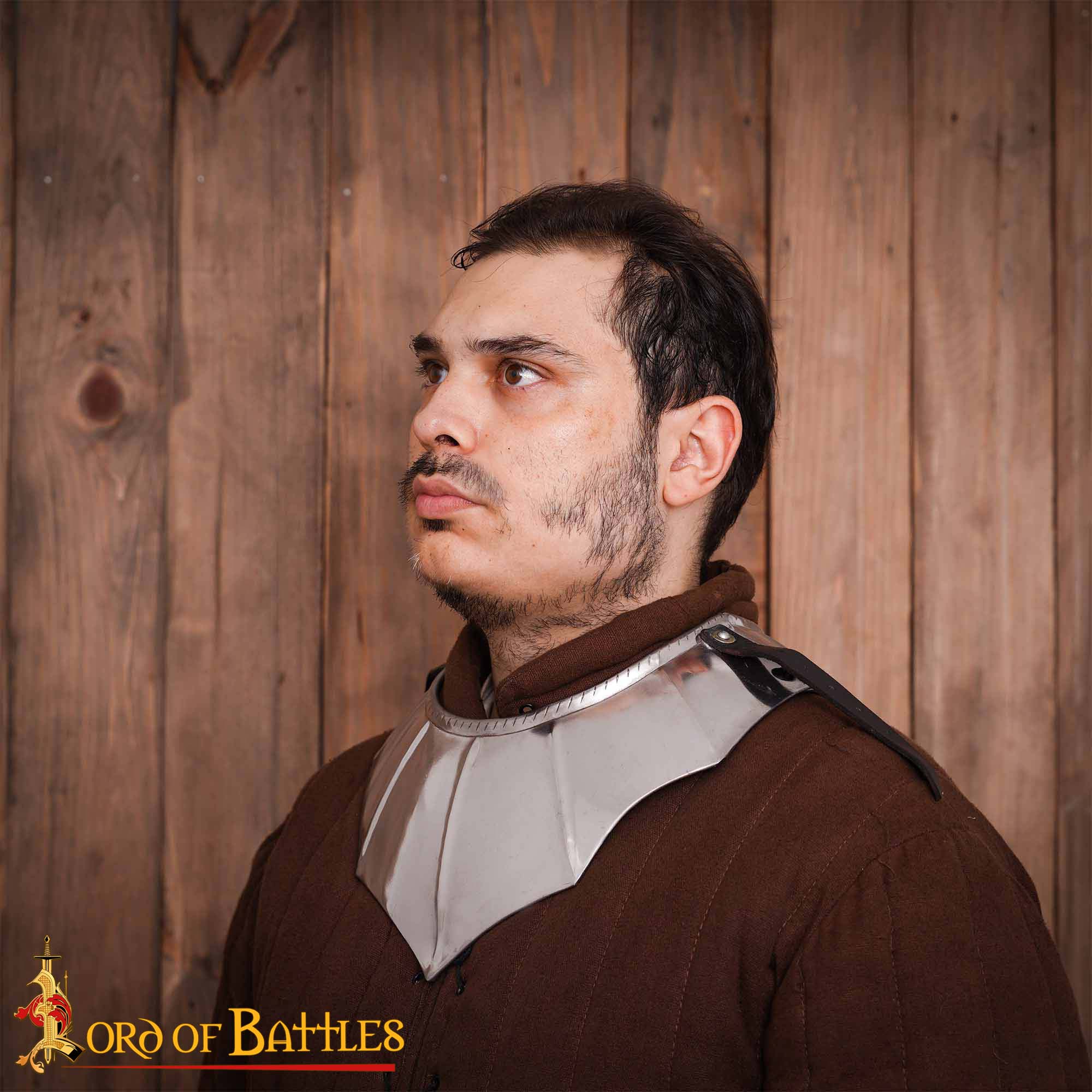 Imagen única de: Gorget Caballero Gótico con Bordes Estriados y Diseño de Cuerda Calibre 16