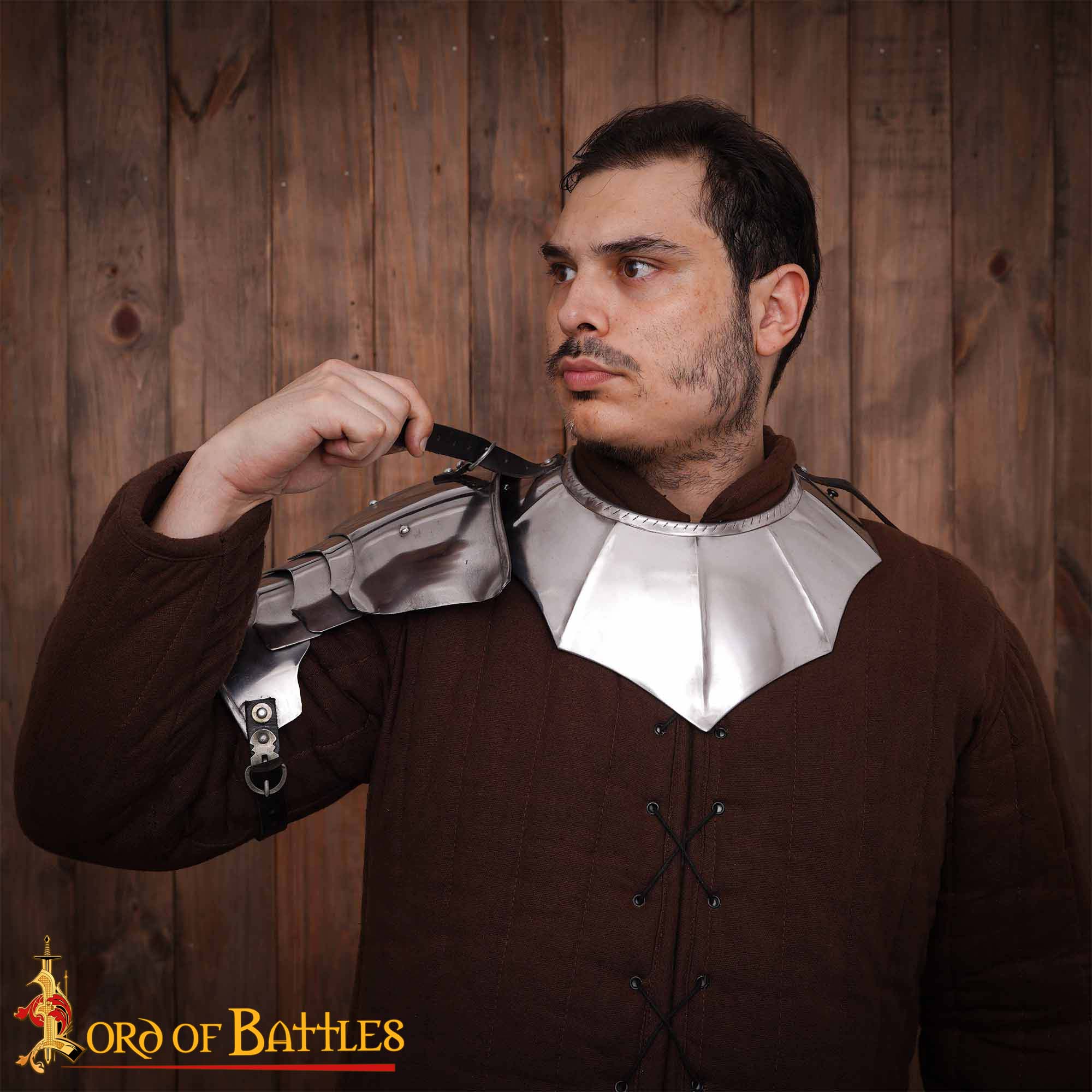 Imagen única de: Gorget Caballero Gótico con Bordes Estriados y Diseño de Cuerda Calibre 16