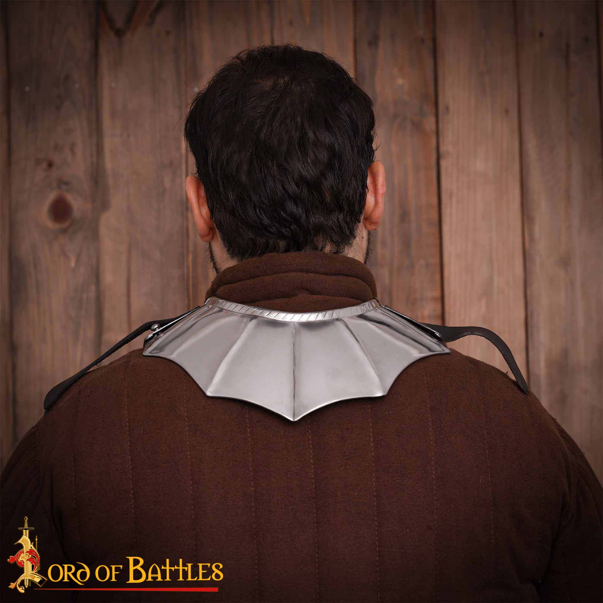 Imagen única de: Gorget Caballero Gótico con Bordes Estriados y Diseño de Cuerda Calibre 16