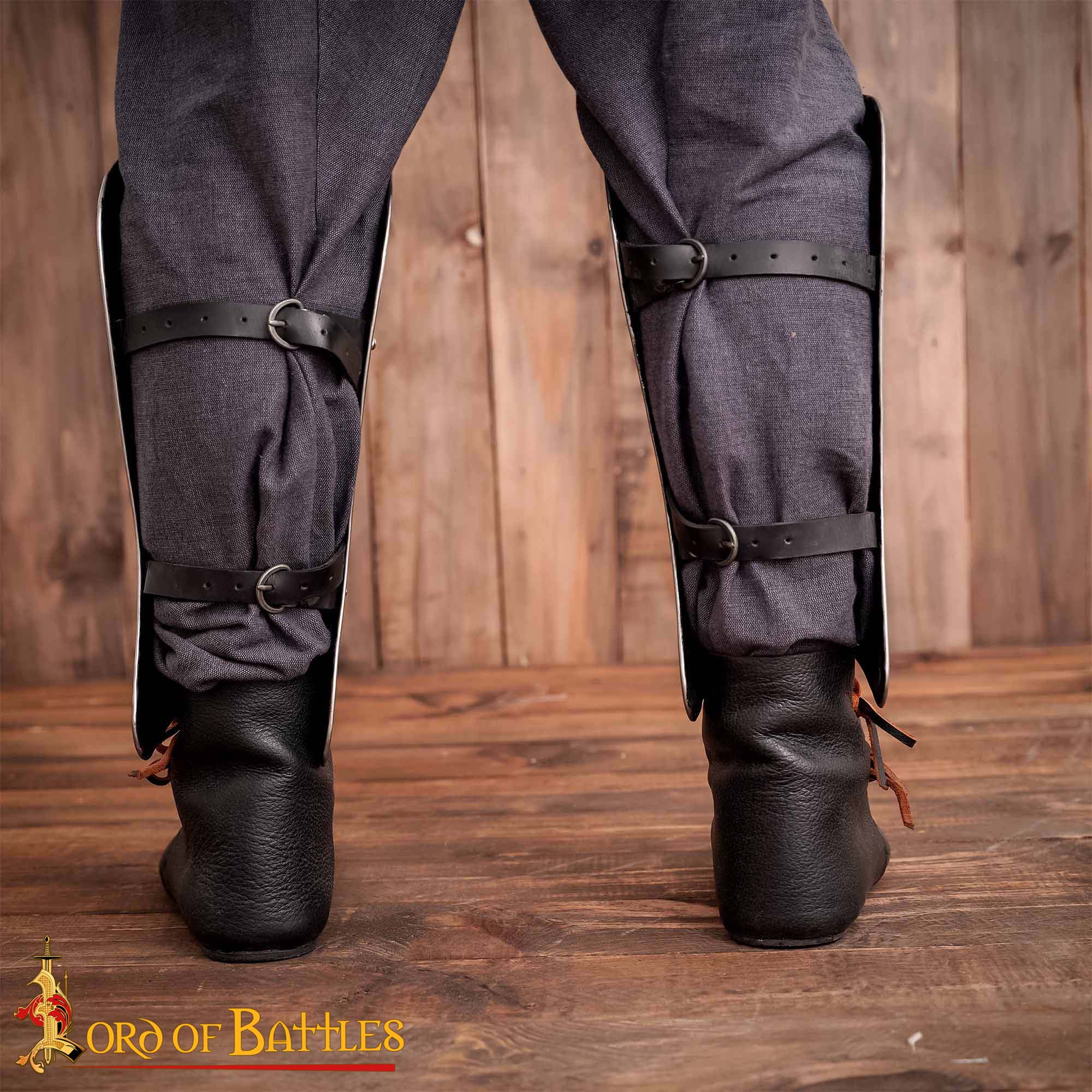 Imagen única de: Grebas Medievales de Acero Liso - Armadura de Piernas del Siglo Xiv para Guerreros Listos para la Batalla