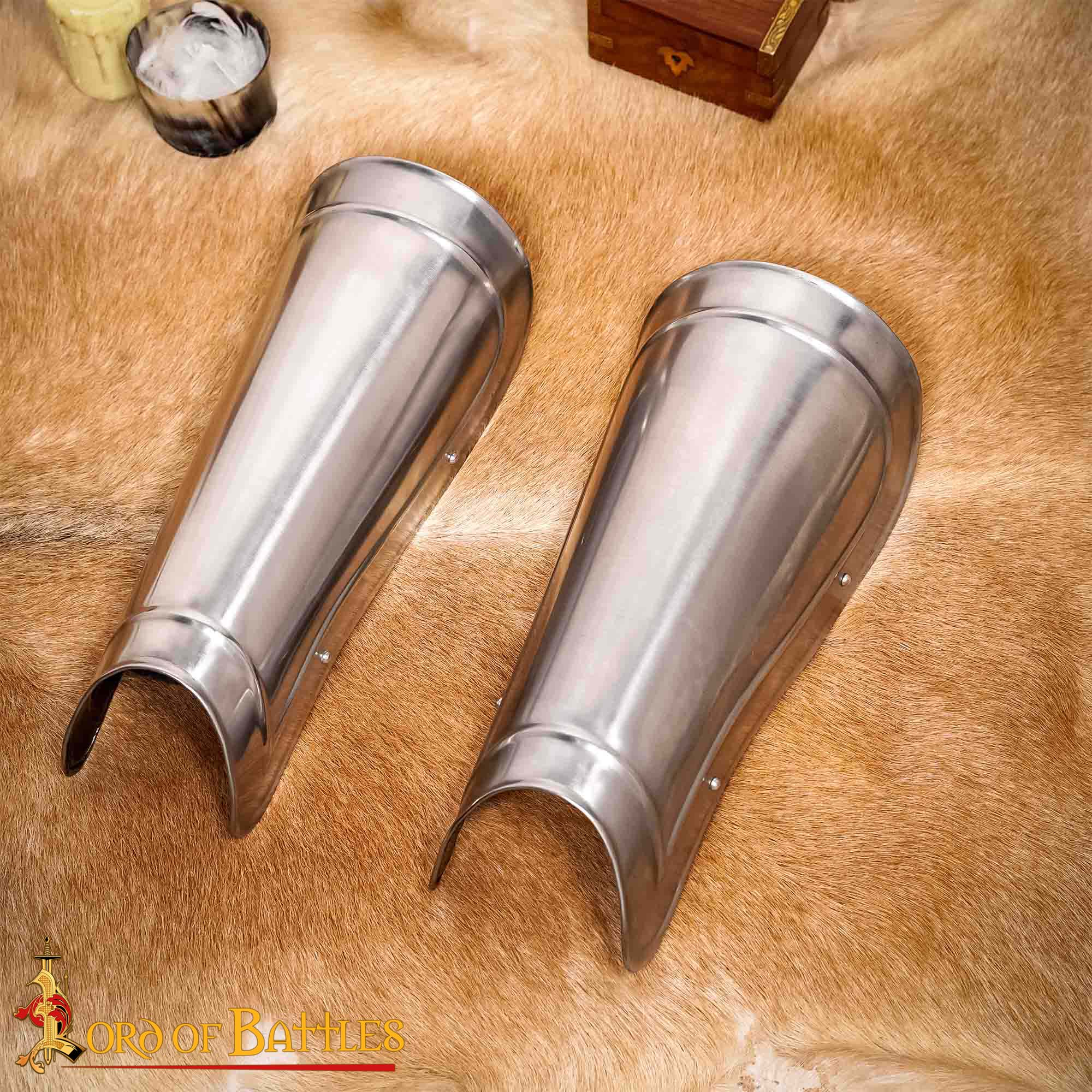 Imagen única de: Grebas Medievales de Acero Liso - Armadura de Piernas del Siglo Xiv para Guerreros Listos para la Batalla