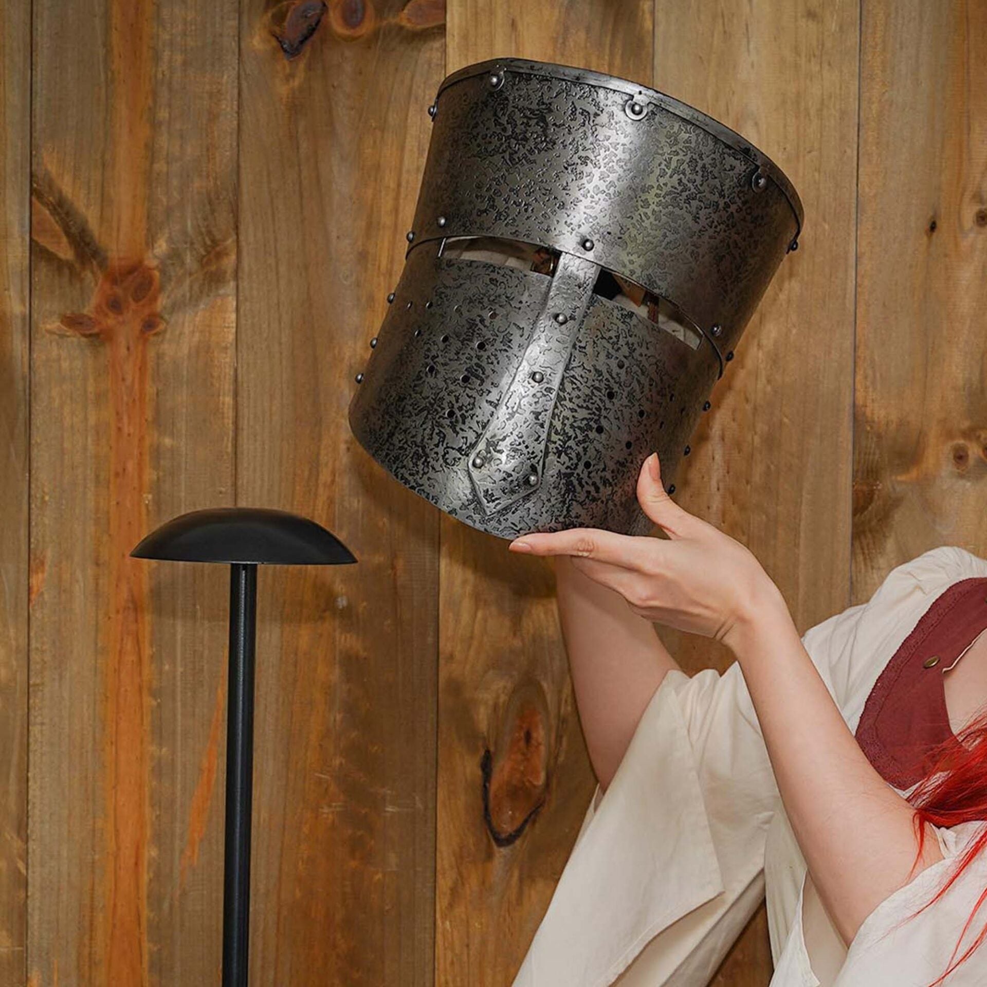 Imagen única de: Soporte de Casco de Hierro Hecho a Mano de 25" de Altura para Cascos con o sin Aventail