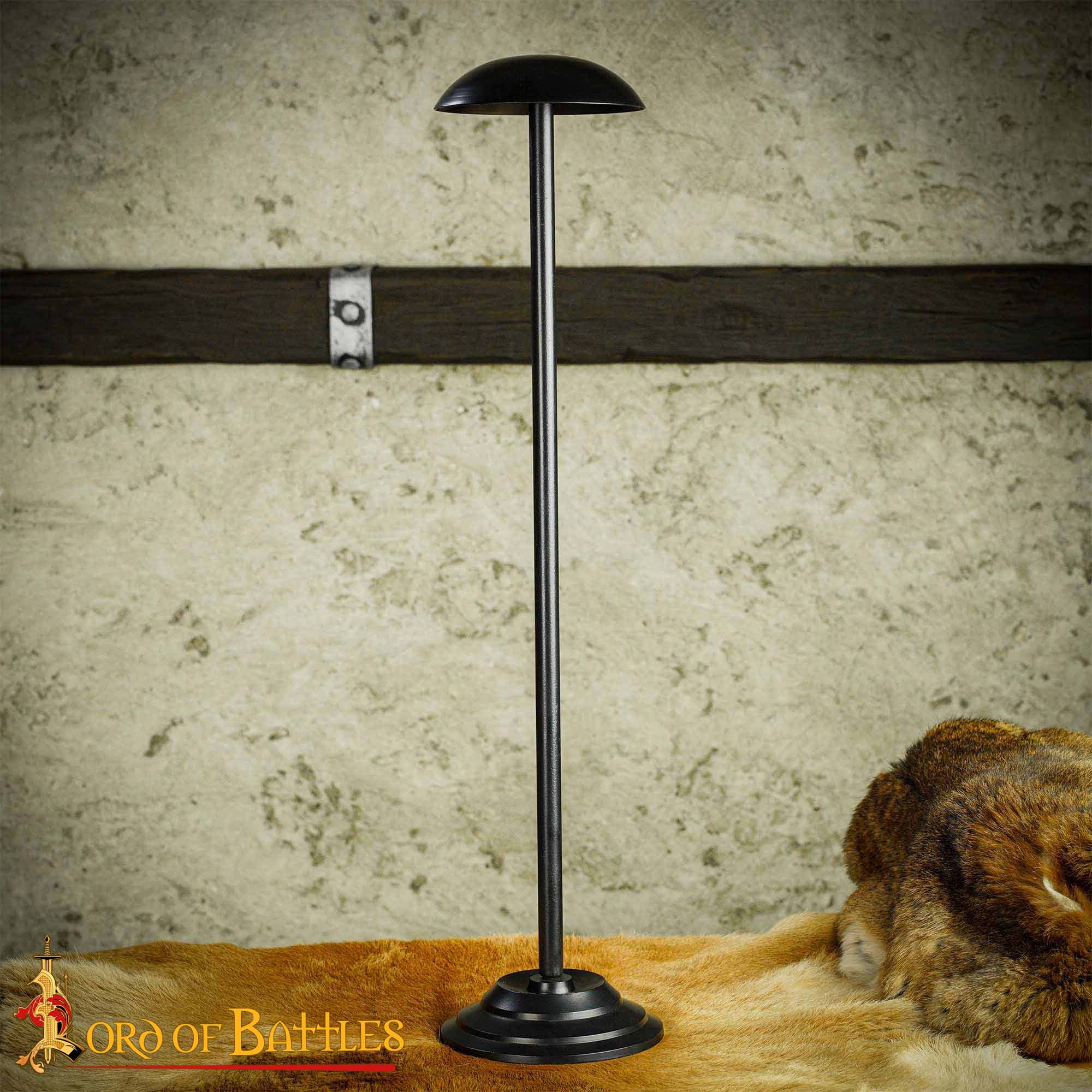 Imagen única de: Soporte de Casco de Hierro Hecho a Mano de 25" de Altura para Cascos con o sin Aventail