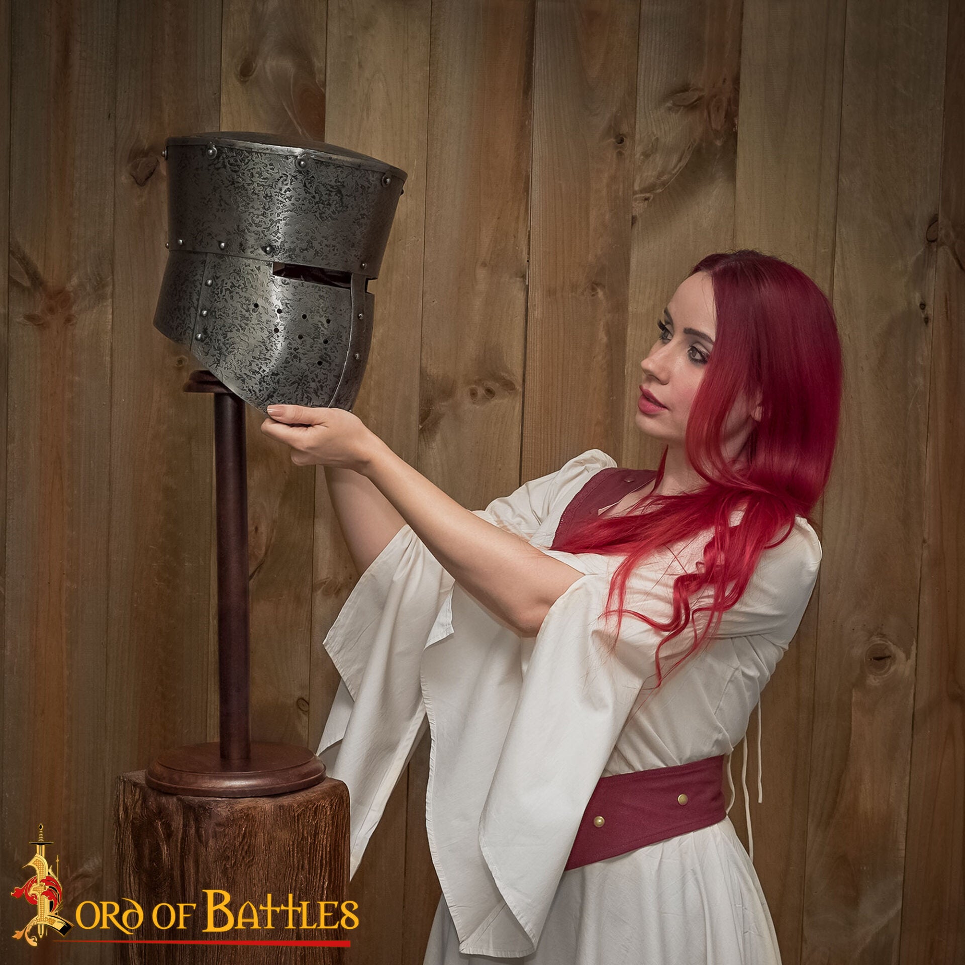 Imagen única de: Soporte de Madera Desmontable Hecho a Mano para Cascos con o sin Aventail