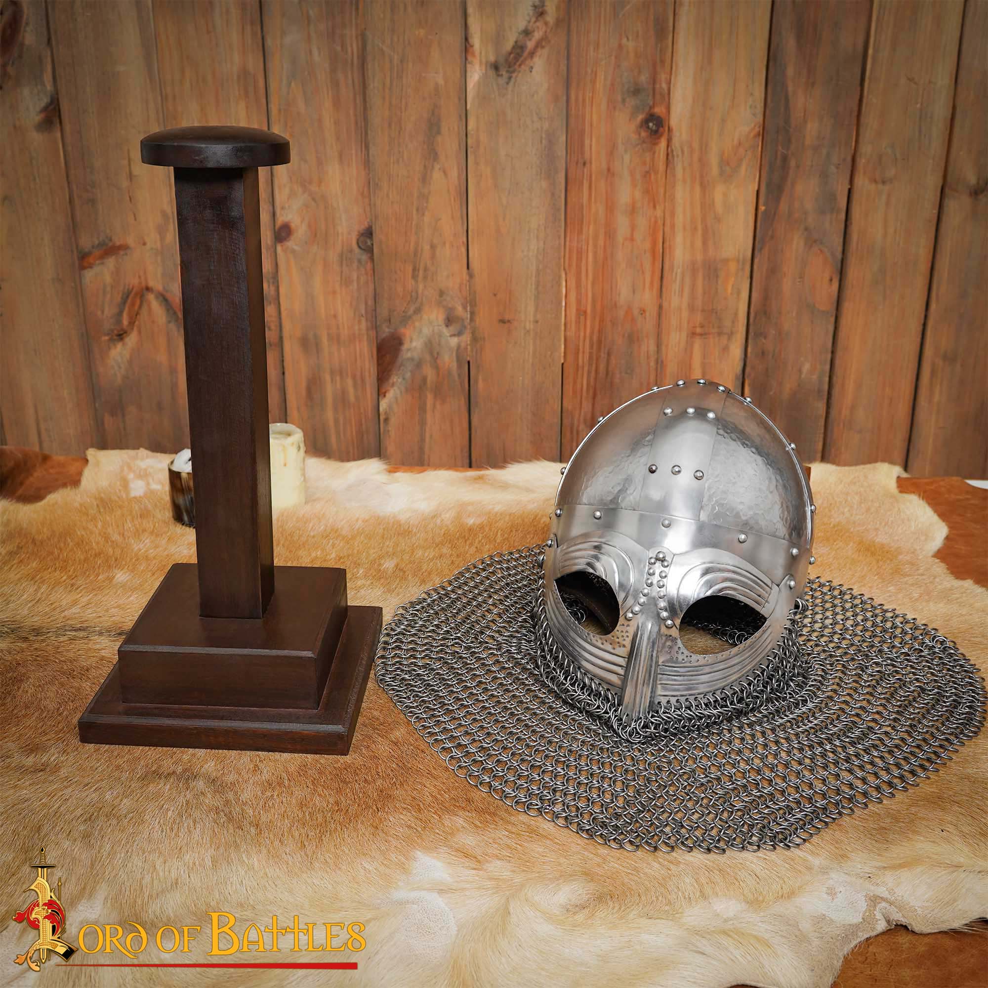 Imagen única de: Soporte de Madera Auténtica Hecho a Mano para Cascos con o sin Aventail