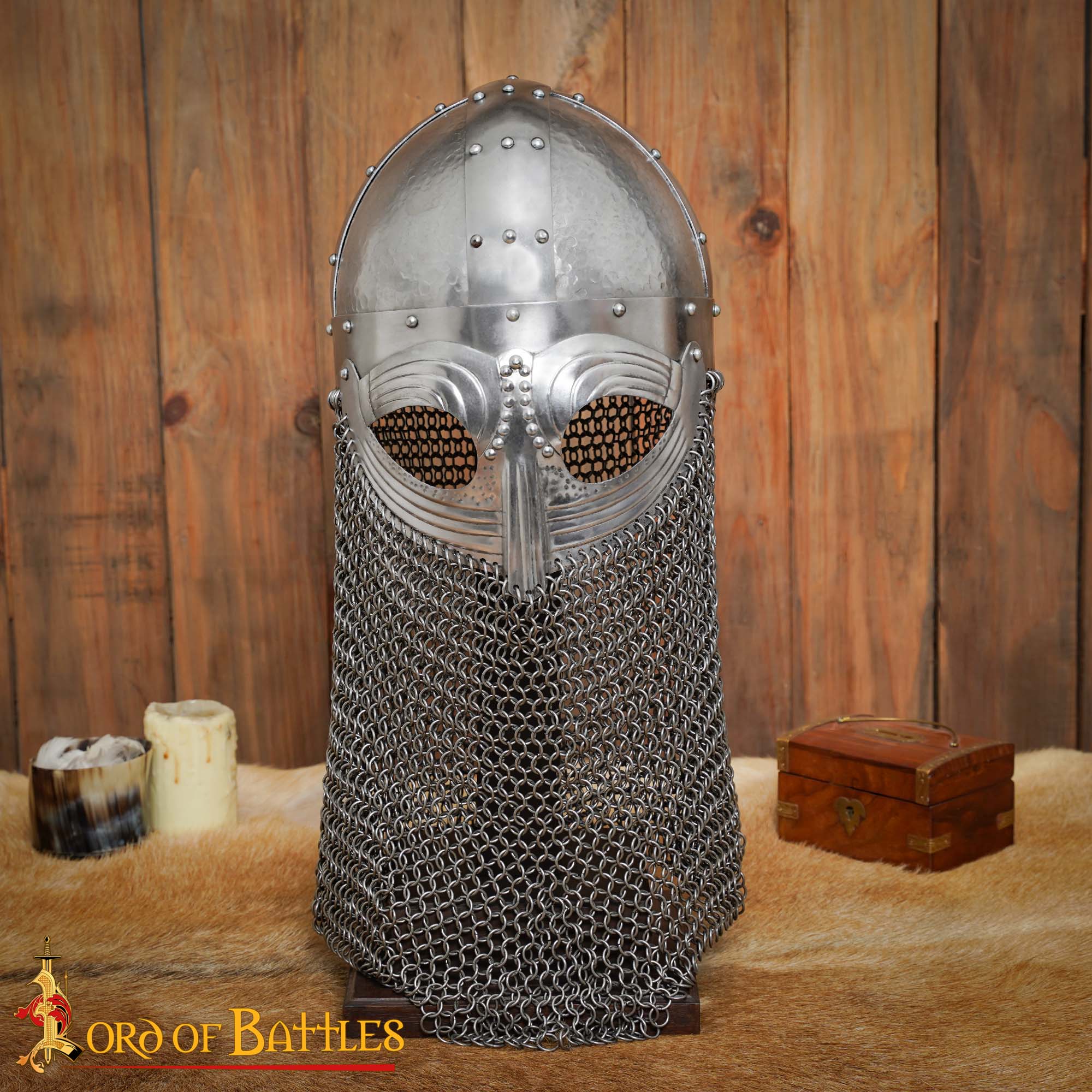 Imagen única de: Soporte de Madera Auténtica Hecho a Mano para Cascos con o sin Aventail