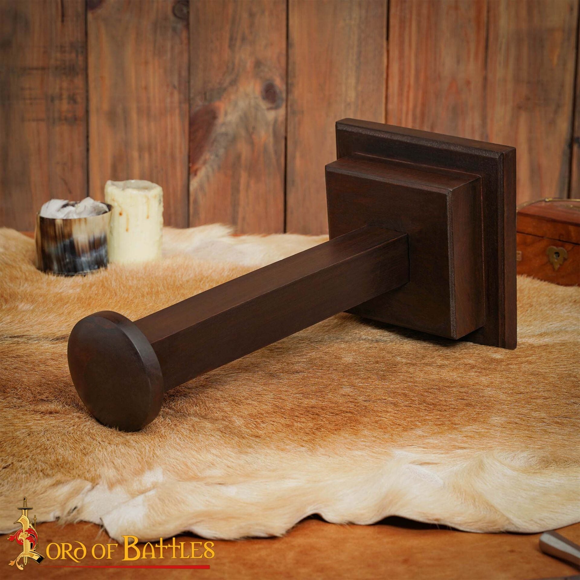 Imagen única de: Soporte de Madera Auténtica Hecho a Mano para Cascos con o sin Aventail