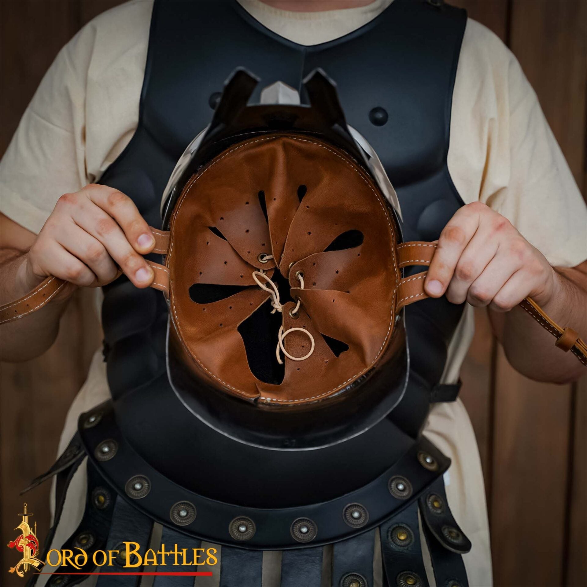 Imagen única de: Casco de Gladiador Maximus - Acero Pulido con Forro de Cuero Armadura de Gladiador Romano