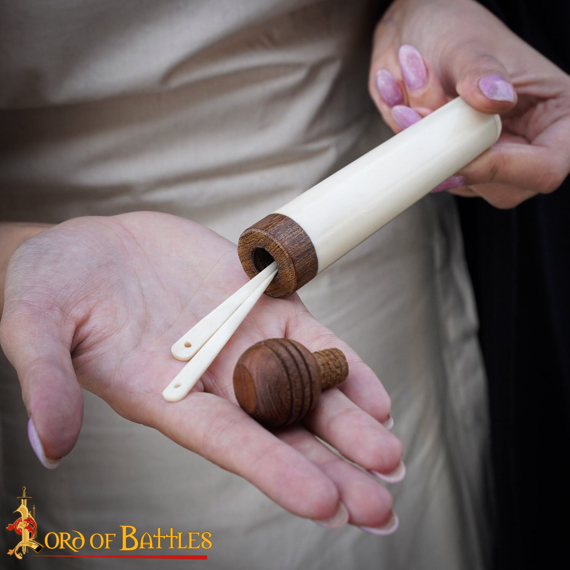 Imagen única de: Porta Agujas Medieval de Hueso de Buey con Tapa de Madera - Tubo de Almacenaje Artesanal