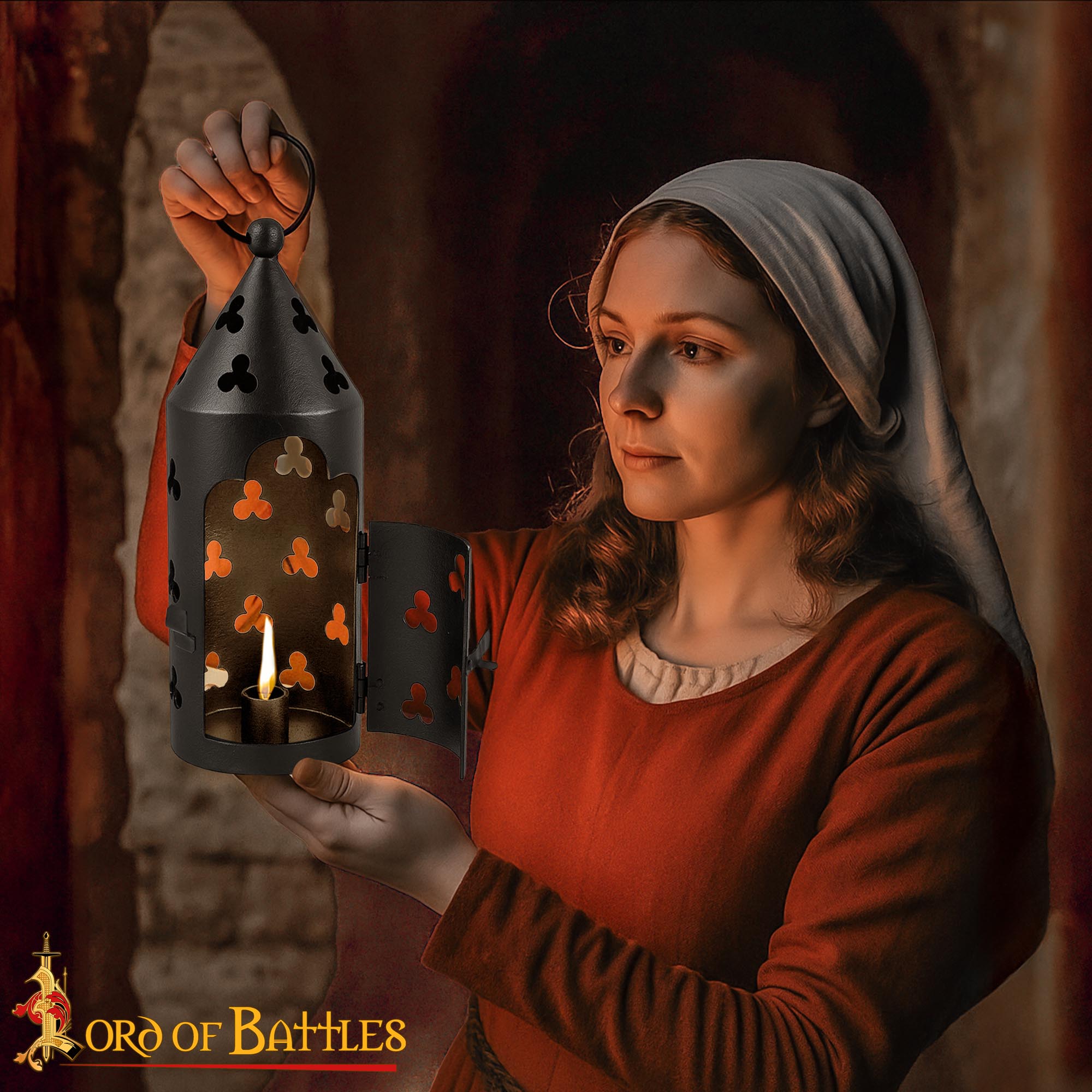 Imagen única de: Farol Medieval de Hierro para Velas con Recortes de Trébol y Asa Anular