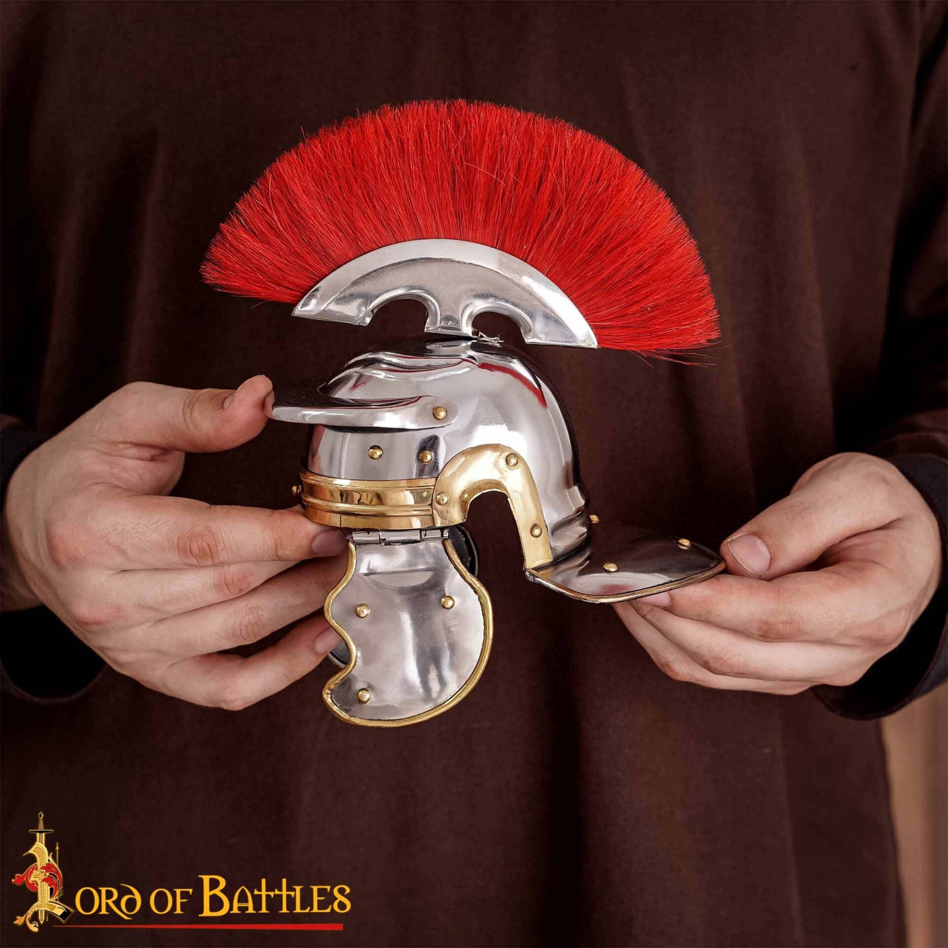 Imagen única de: Minicasco de Centurión Romano Decorativo con Penacho Rojo y Soporte de Madera