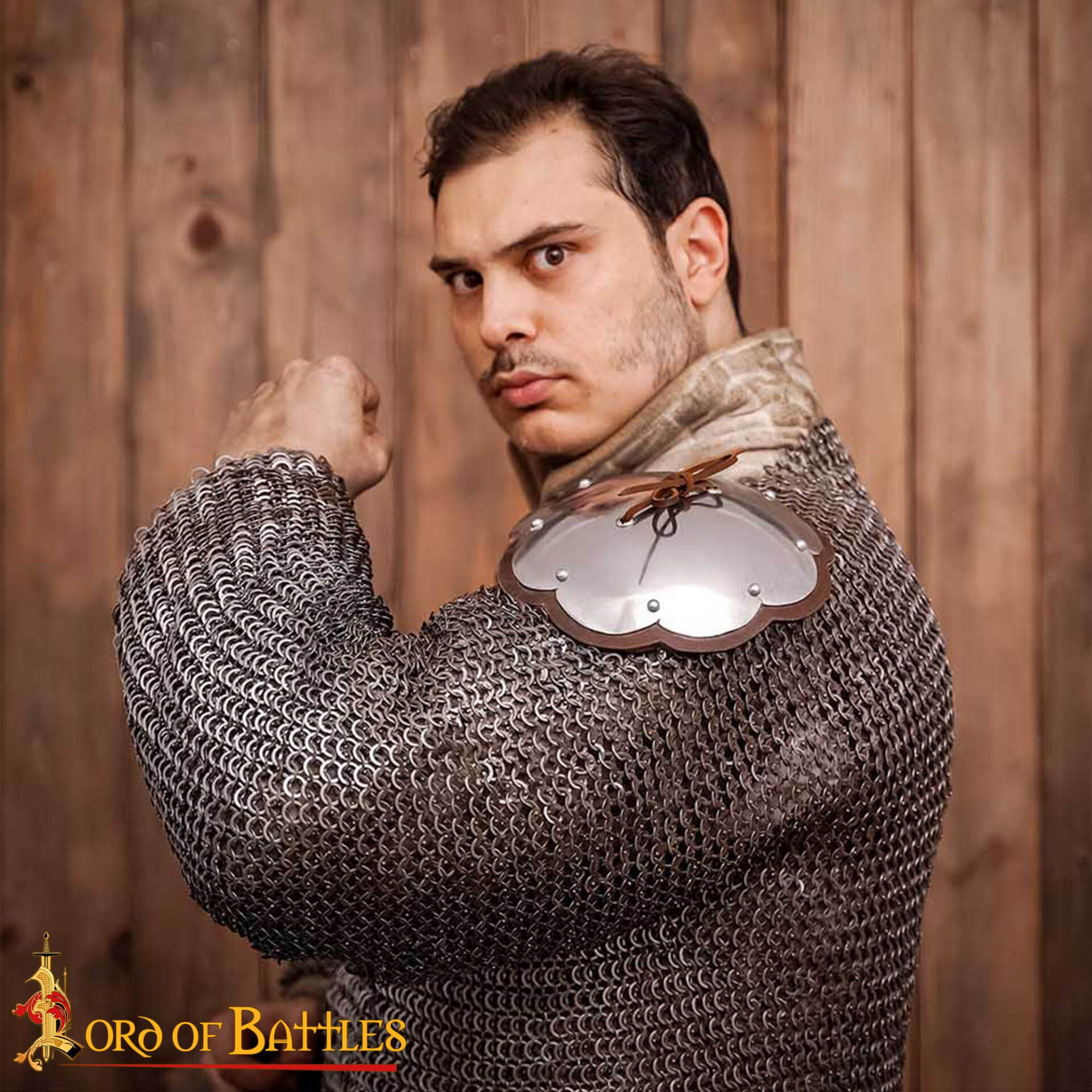 Imagen única de: Redondel Ligero del Siglo Xiv Spaulders con Bordes Cortados en Cuero Calibre 16