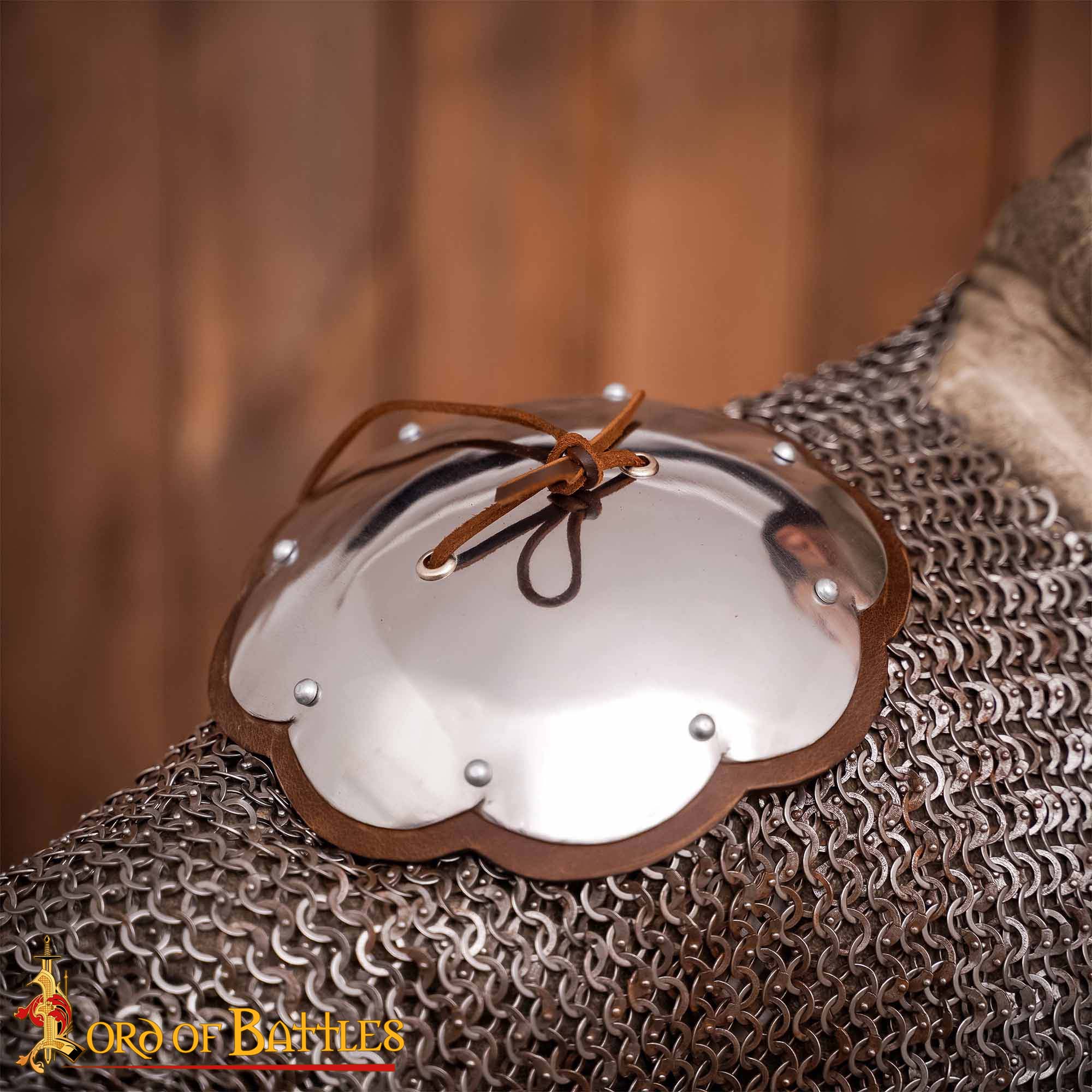 Imagen única de: Redondel Ligero del Siglo Xiv Spaulders con Bordes Cortados en Cuero Calibre 16