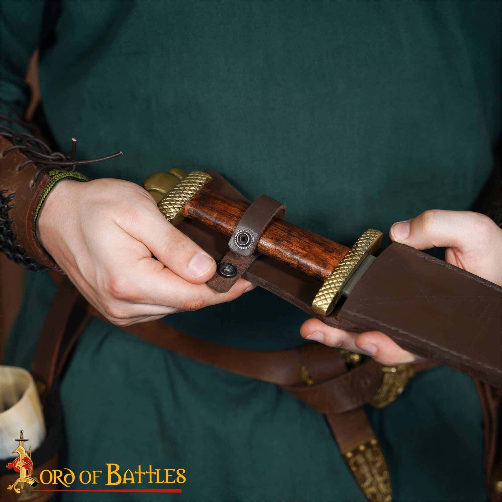 Imagen única de: Daga Vikinga con Penacho Trilobulado de Latón Macizo Puro