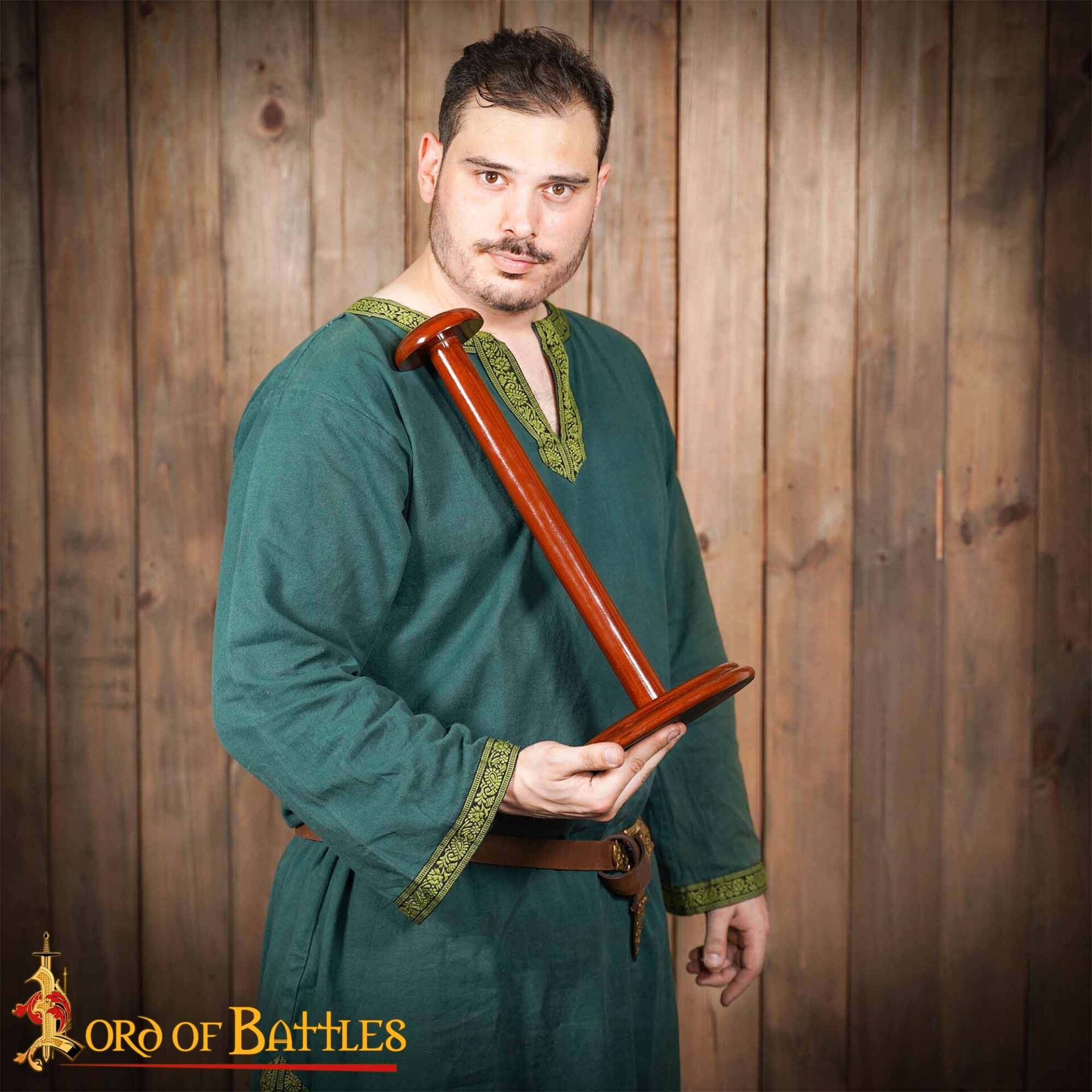 Imagen única de: Soporte para Casco Medieval de Madera - Acabado Nogal, Base Redonda