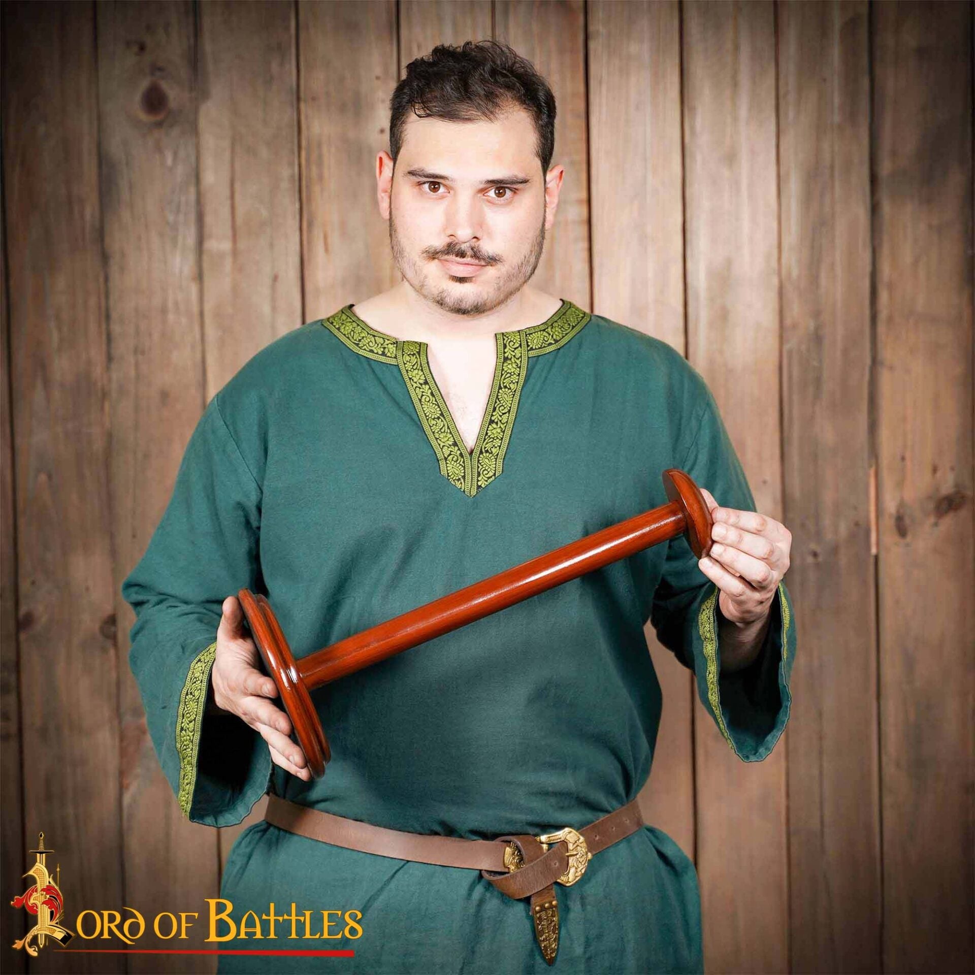 Imagen única de: Soporte para Casco Medieval de Madera - Acabado Nogal, Base Redonda