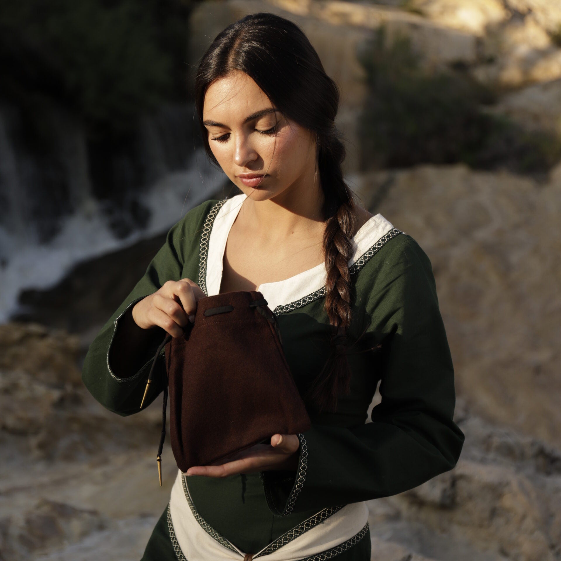 Imagen única de: Bolsa Medieval de Lana con Cordón Artesanal