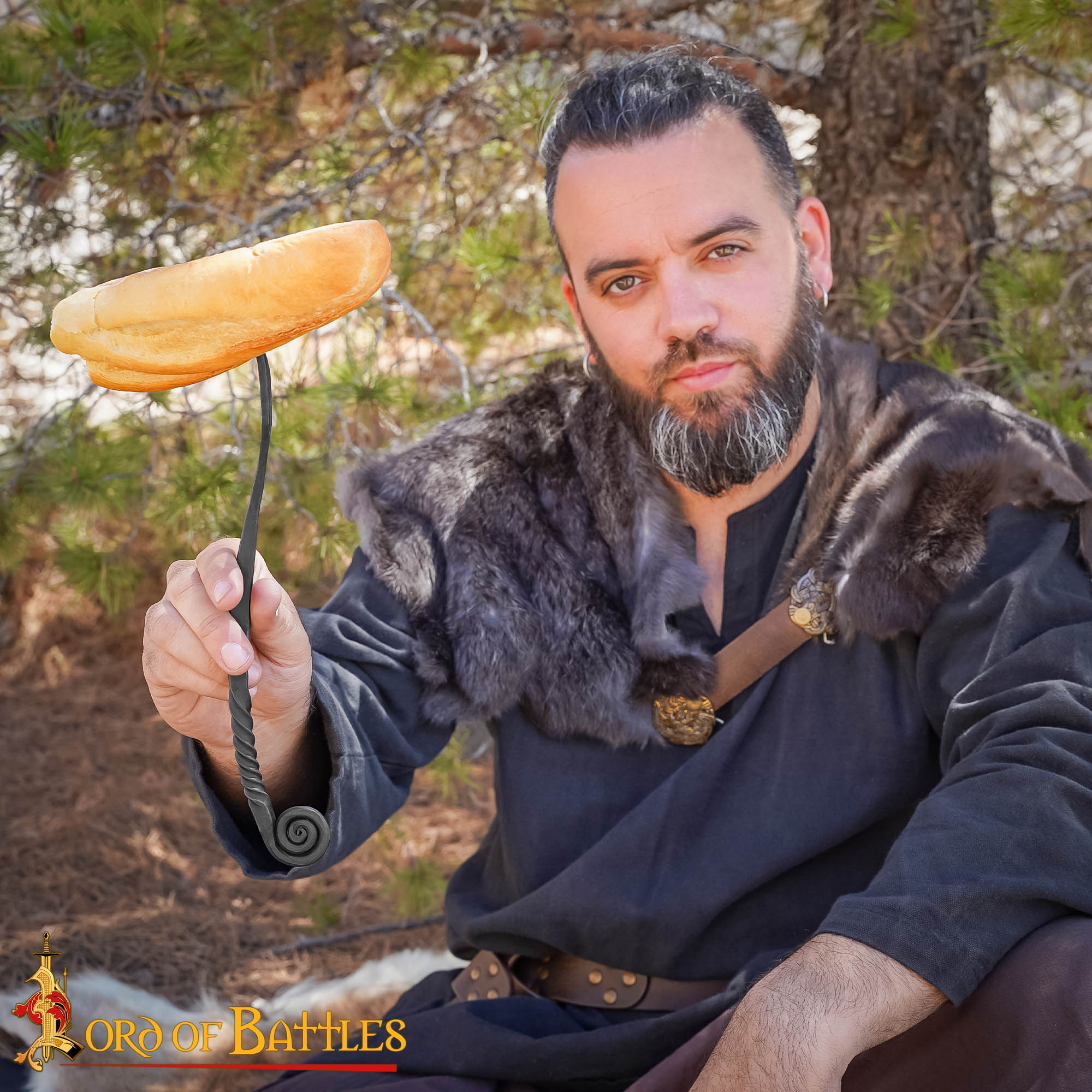 Imagen única de: Viking Tenedor de Hierro Forjado a Mano para Ollas - Mango Retorcido Herramienta para Cocinar y Servir a Fuego Abierto