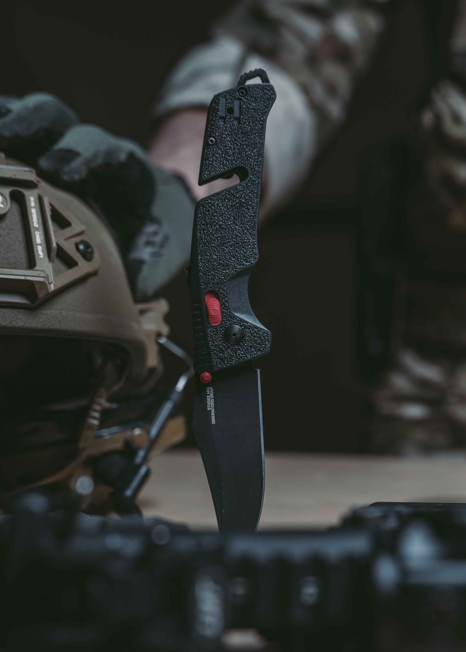 Imagen única de: Navaja Trident At - Negra Y Roja, Sog