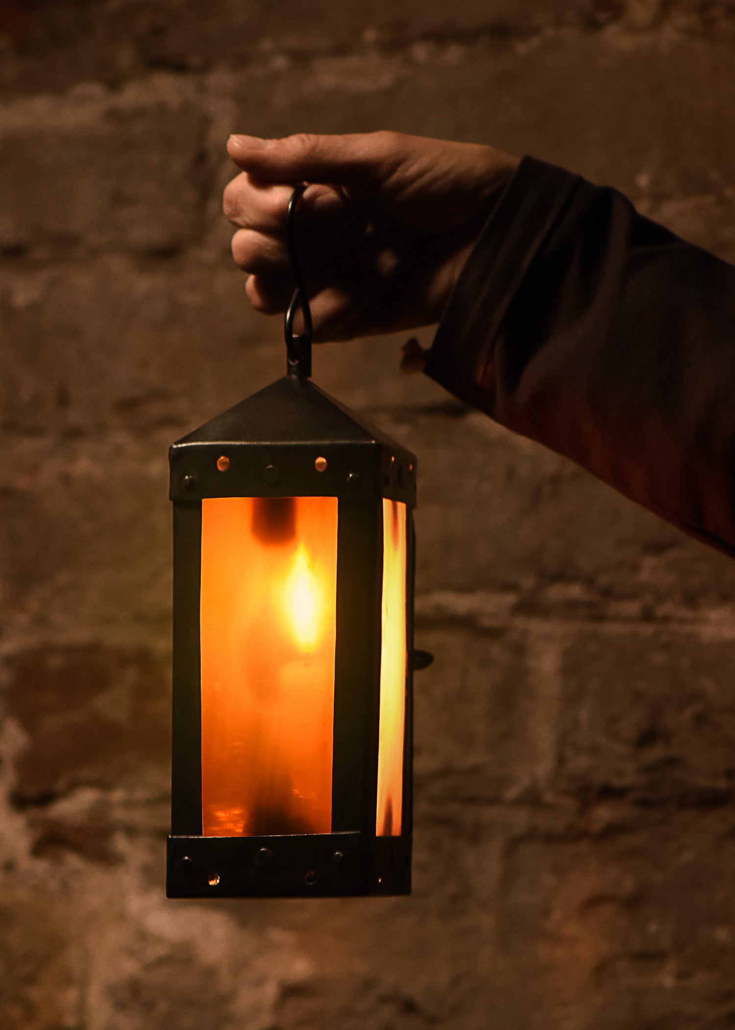 Imagen única de: Farol Medieval Cuadrado Con Ventanas De Cuerno, Hecho A Mano