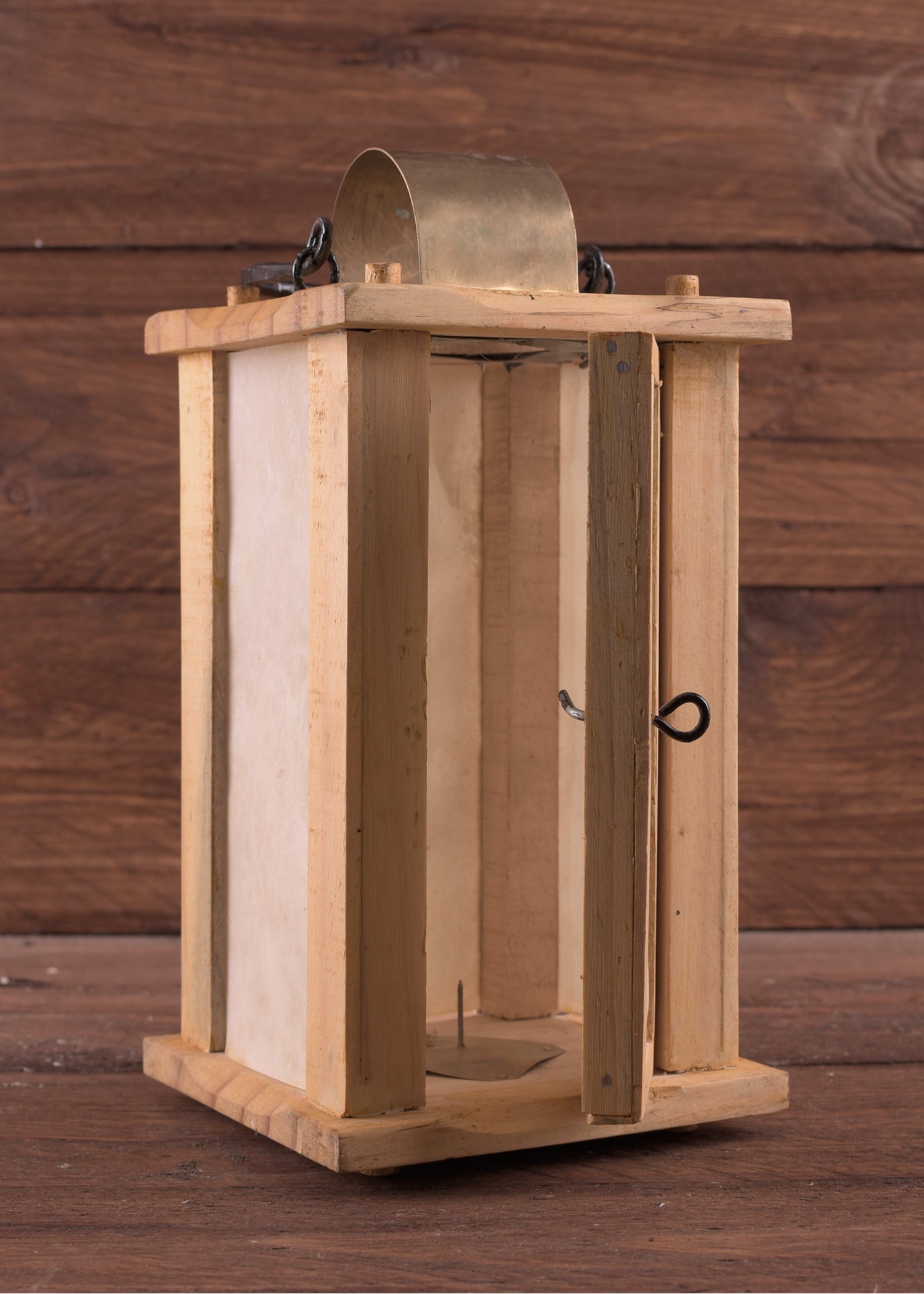 Imagen única de: Farol De Madera Con Ventanas De Cuero Crudo.