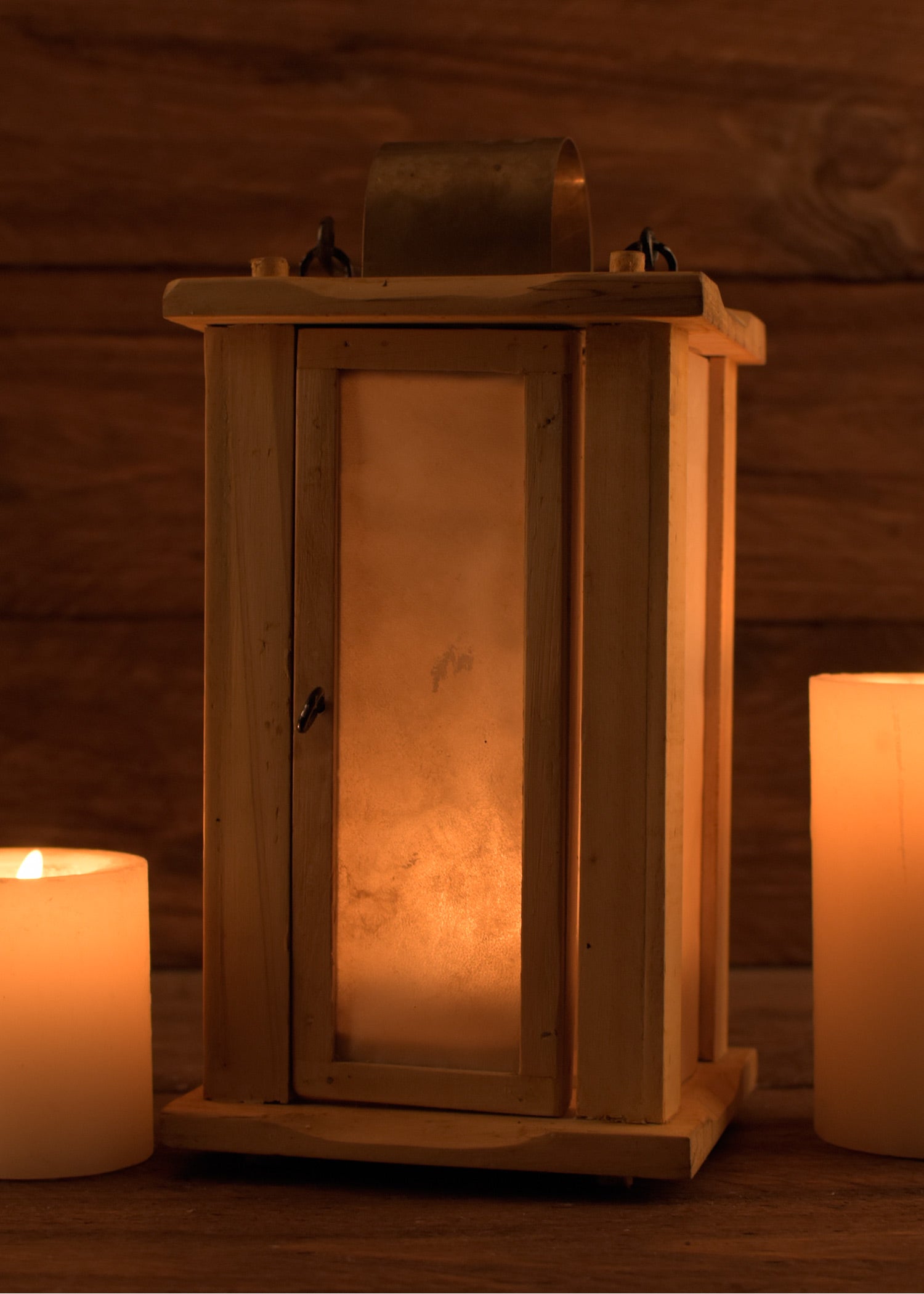 Imagen única de: Farol De Madera Con Ventanas De Cuero Crudo.