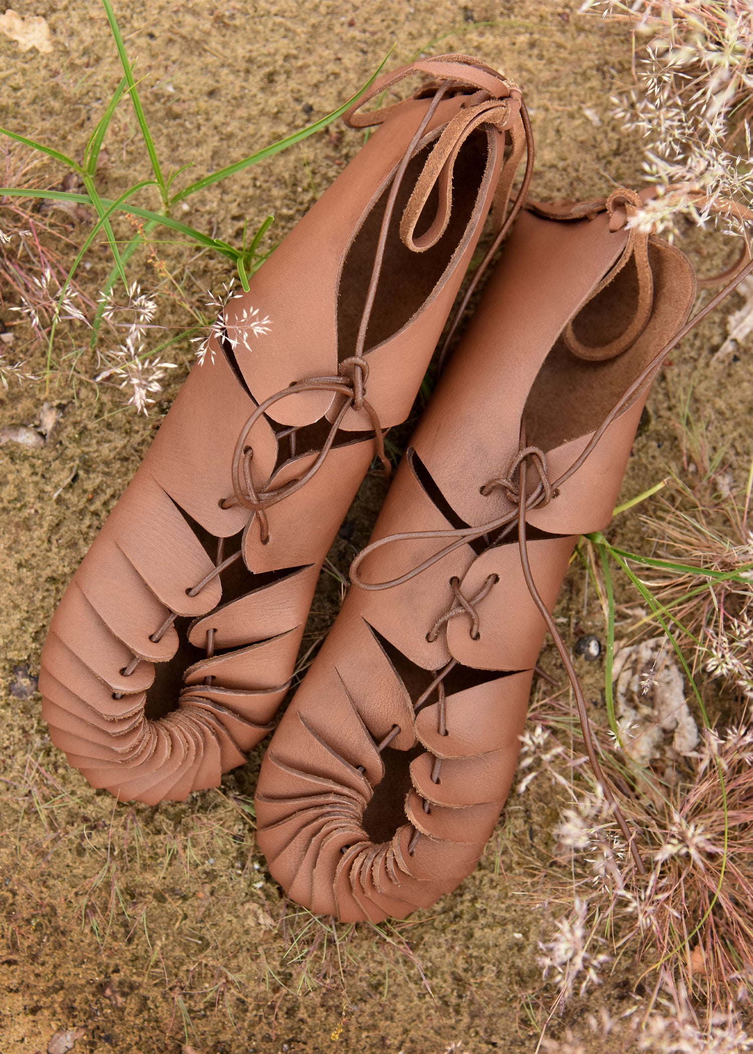 Imagen única de: Zapatos Medievales Con Cinturilla, Marrón.