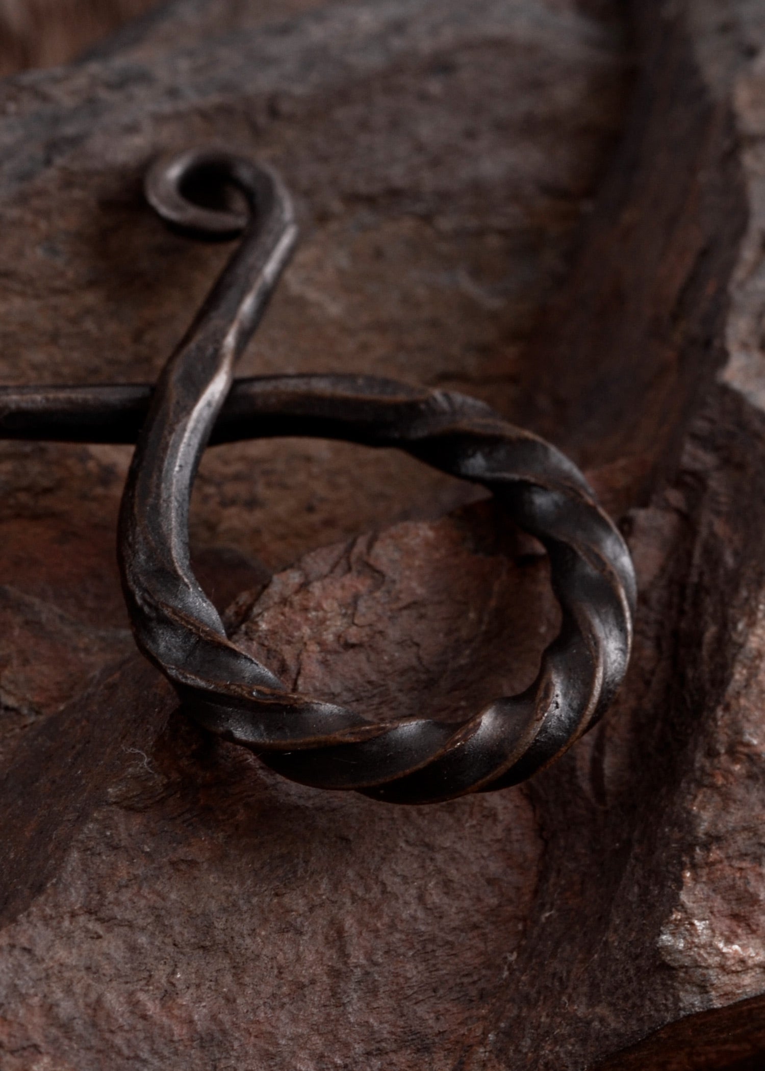 Imagen única de: Colgante Pequeño De Cruz Troll De Hierro, Retorcido