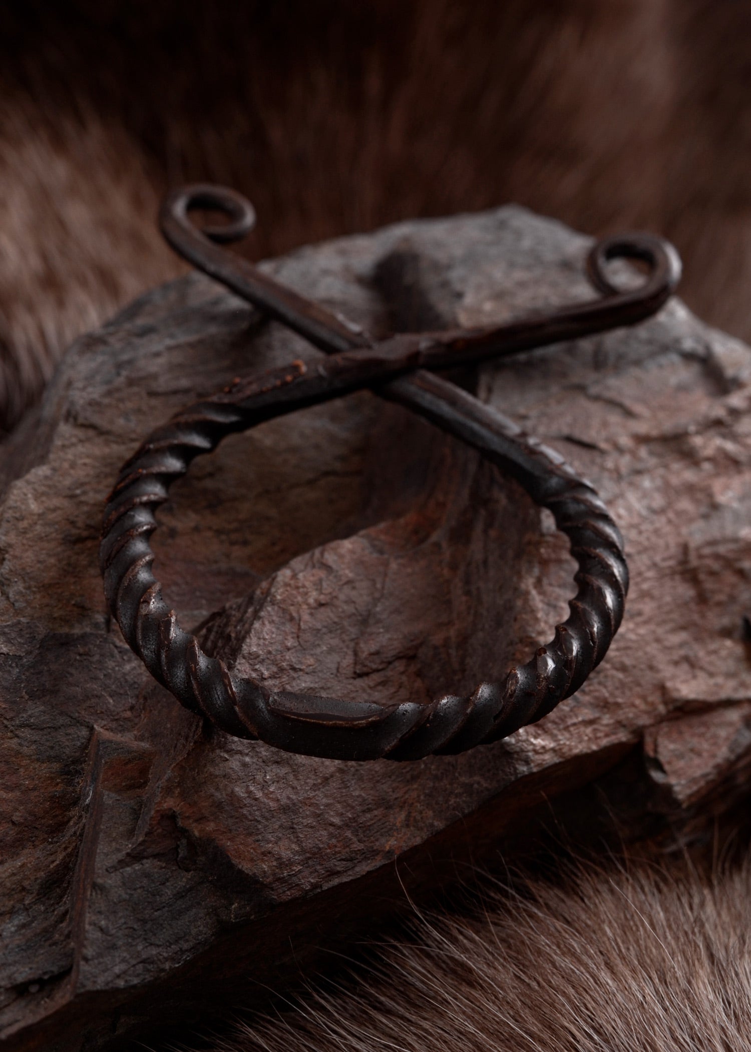 Imagen única de: Colgante De Cruz Troll Grande De Hierro, Retorcido