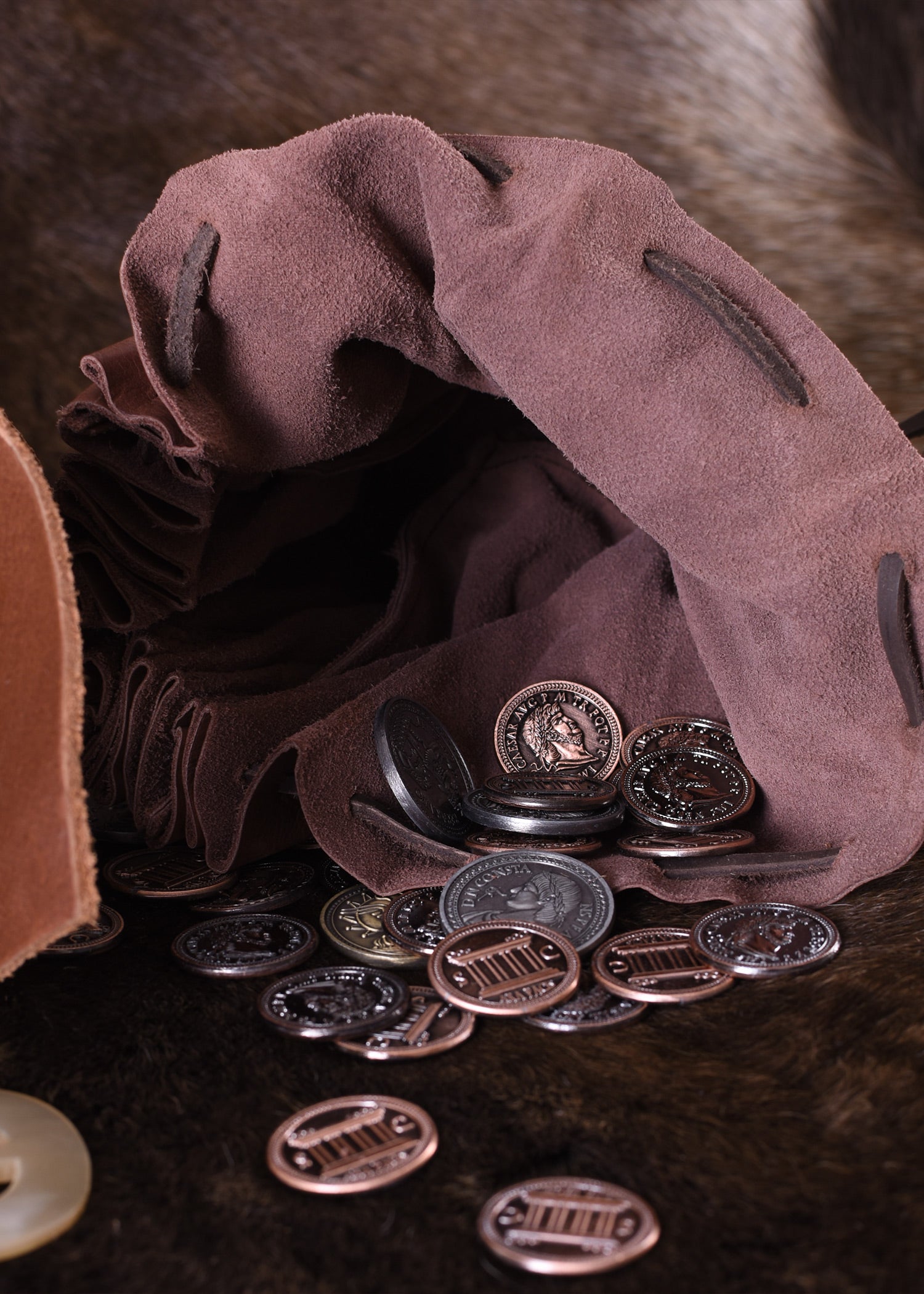 Imagen única de: Gato Medieval Con Botón De Cuerno De Cuero Marrón Rojizo