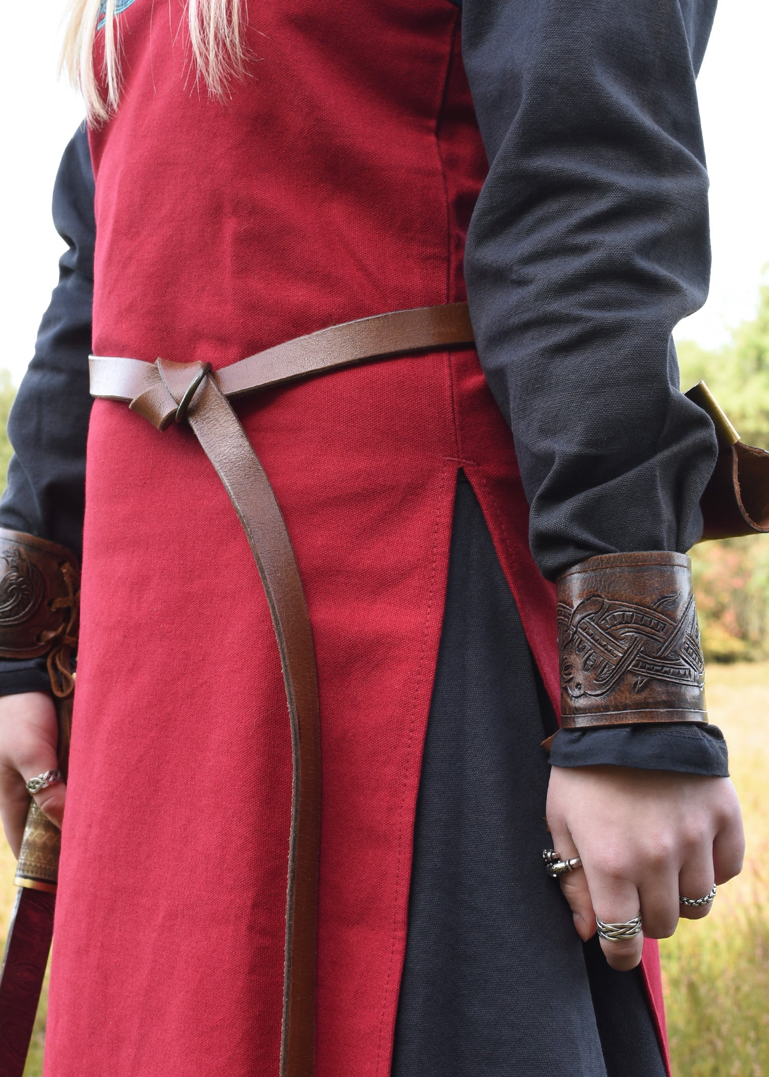 Imagen única de: Protectores De Brazos De Cuero Con Motivo De Dragón En Relieve, Estilo Gelatina, Marrón Oscuro