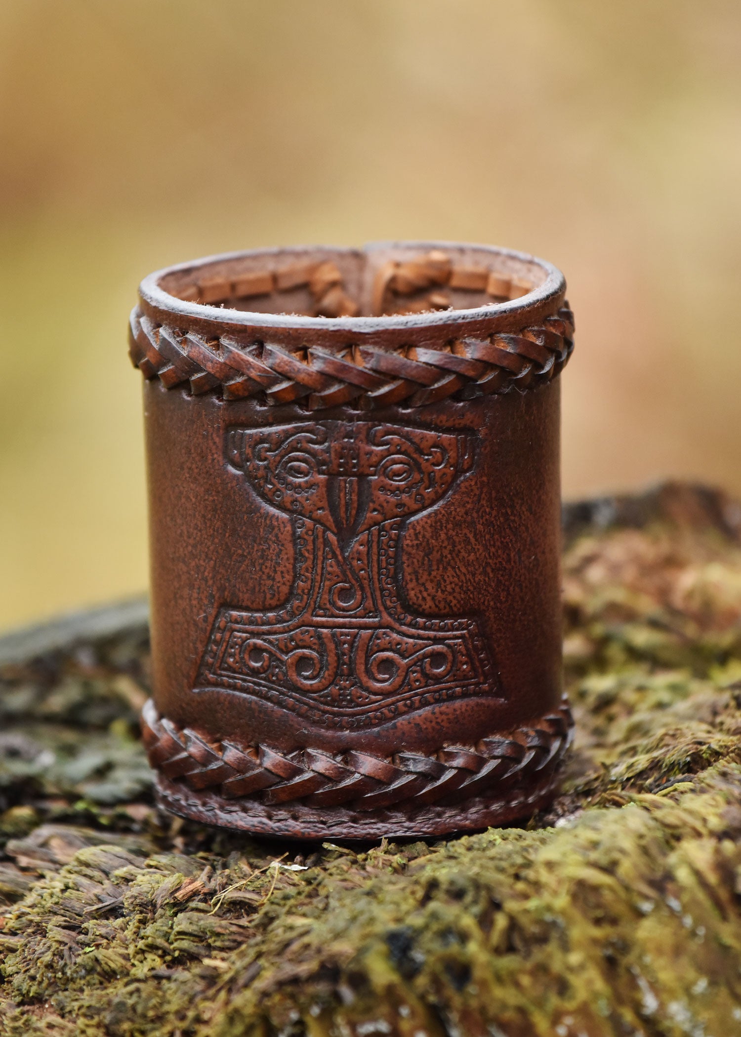 Imagen única de: Cubilete De Cuero Con Martillo De Thor Grabado, Marrón