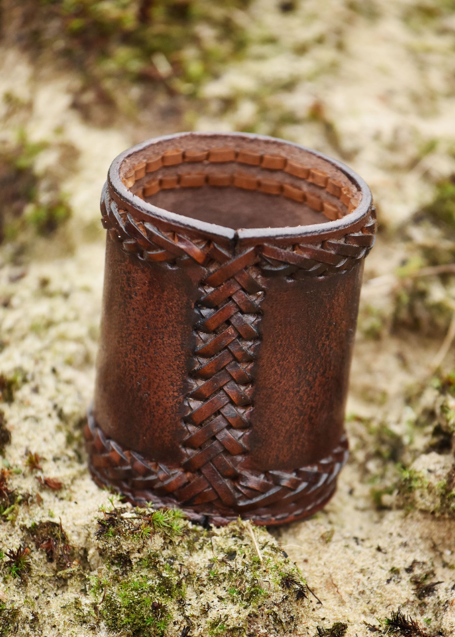 Imagen única de: Cubilete De Cuero Con Martillo De Thor Grabado, Marrón