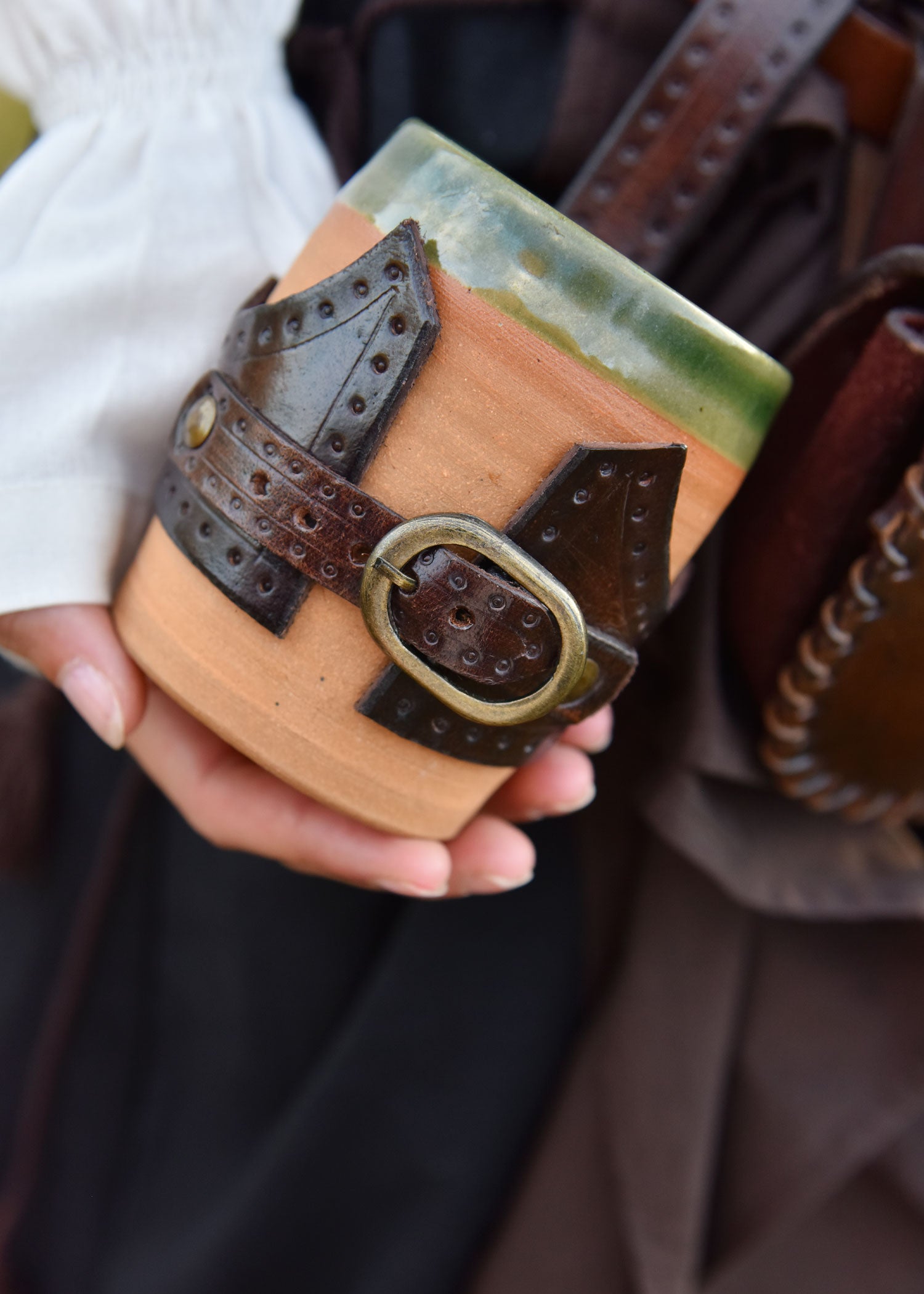 Imagen única de: Soporte Para Cuerno De Cuero Para Beber, Con Hebilla, Marrón Oscuro, En Varios Tamaños