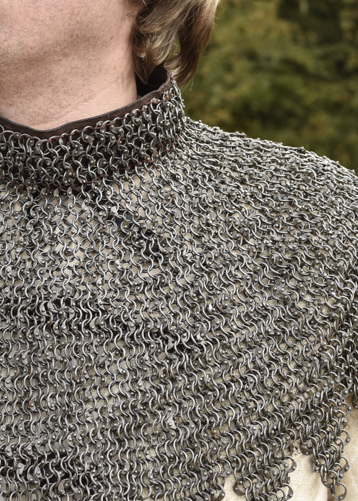 Imagen única de: Cuello Obispo, Cuello De Cadena Con Correas De Cuero Y Hebillas.