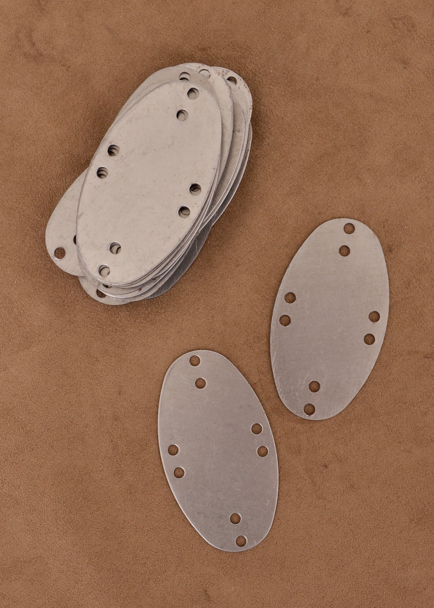 Imagen única de: Cachas De Acero Para Armadura De Láminas, Tipo Visby, Paquete De 25