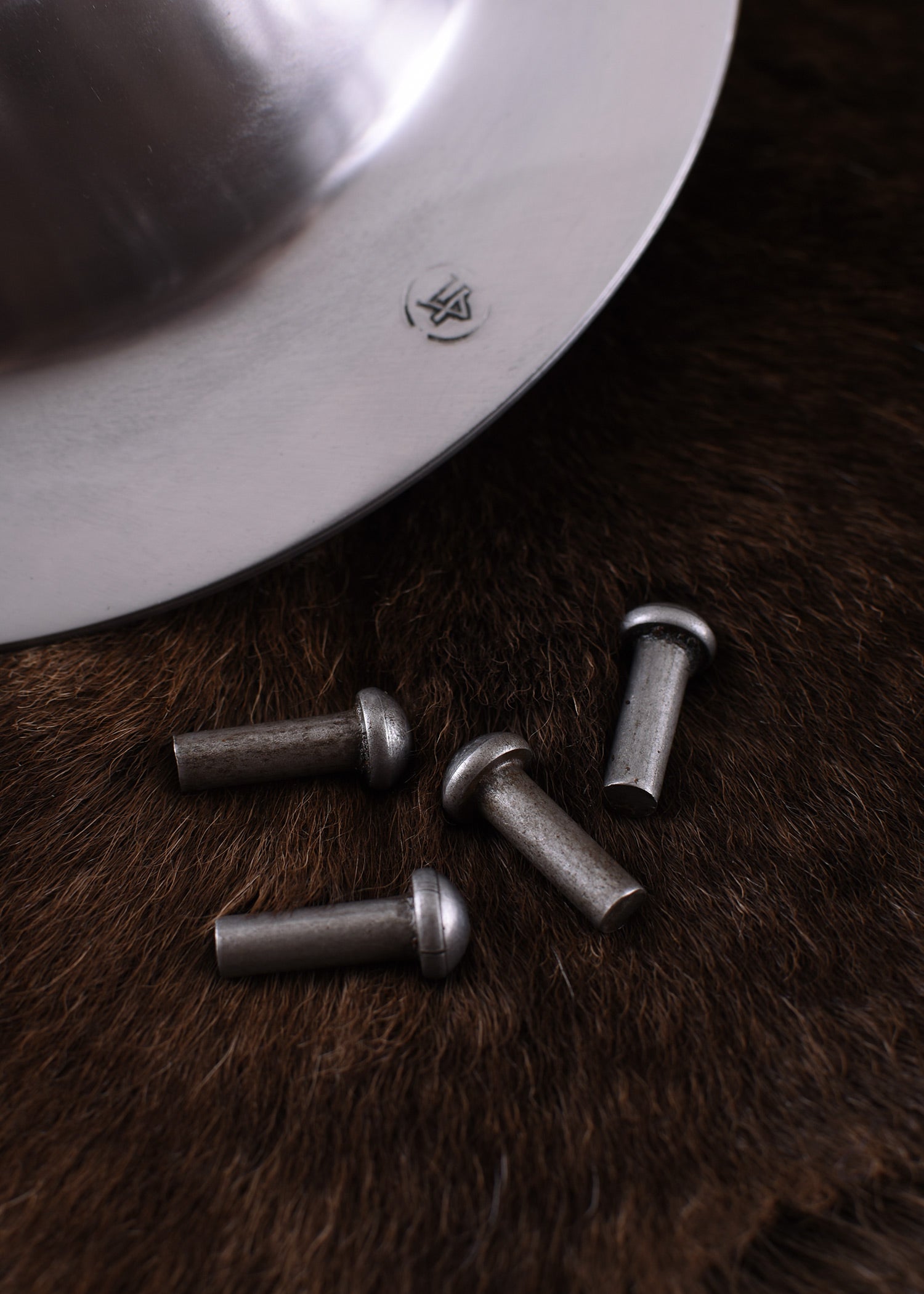 Resalte De Escudo, 2 Mm De Acero, Mediano 6