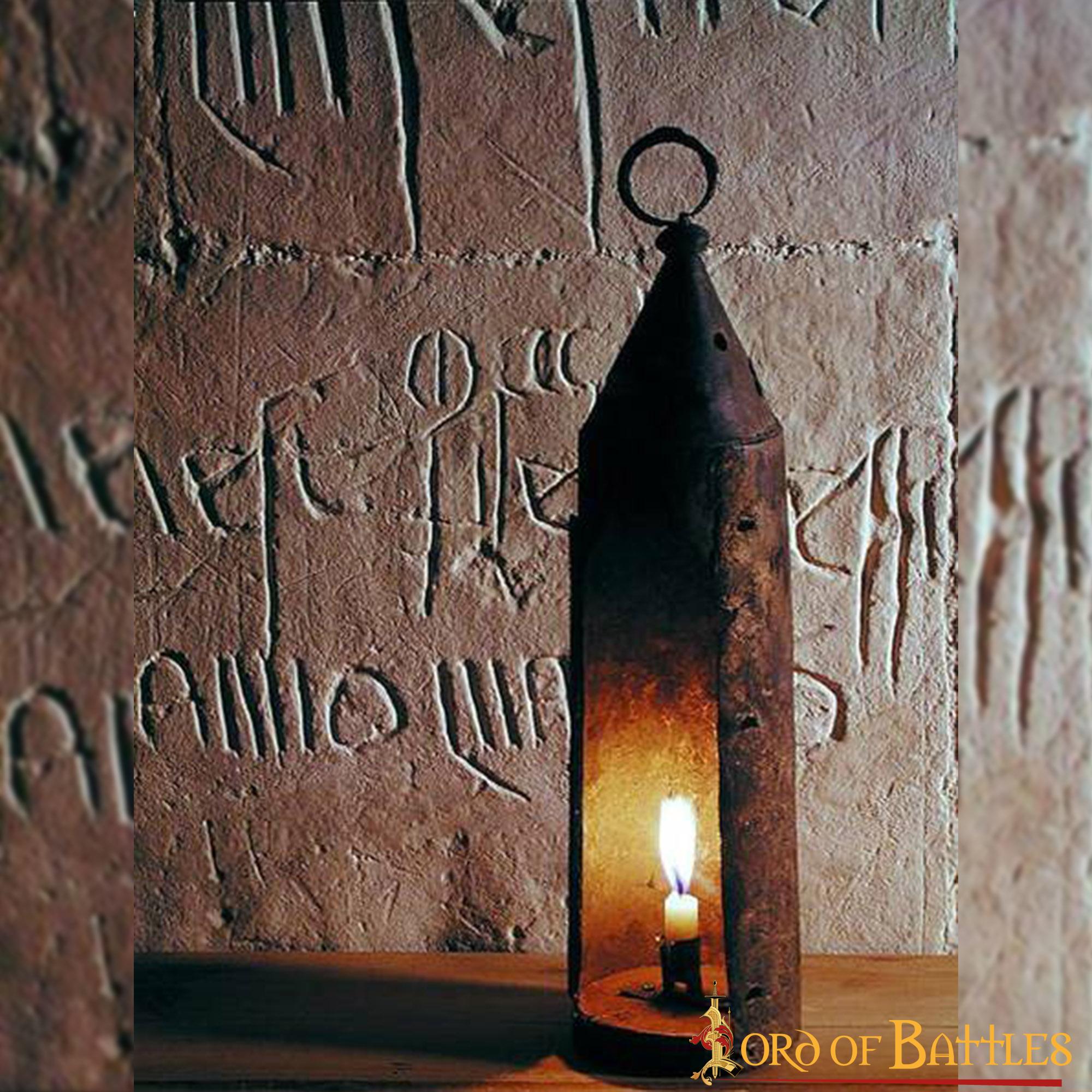 Imagen única de: Farol Medieval de Hierro para Velas con Recortes de Trébol y Asa Anular