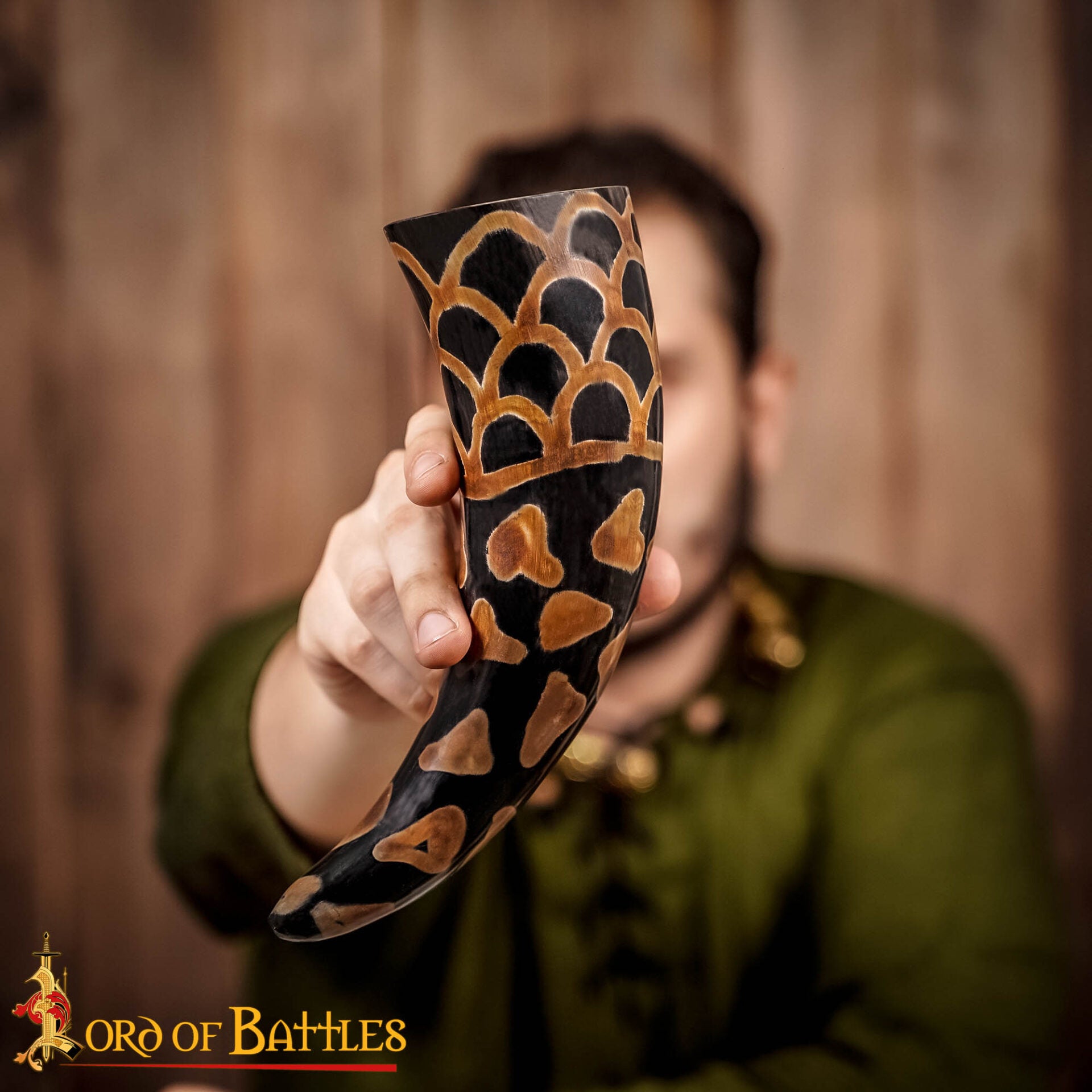 Imagen única de: Cuerno Medieval Vikingo para Beber 400-500 Ml con Diseño Quemado Hecho a Mano Auténtico Cuerno de Buey