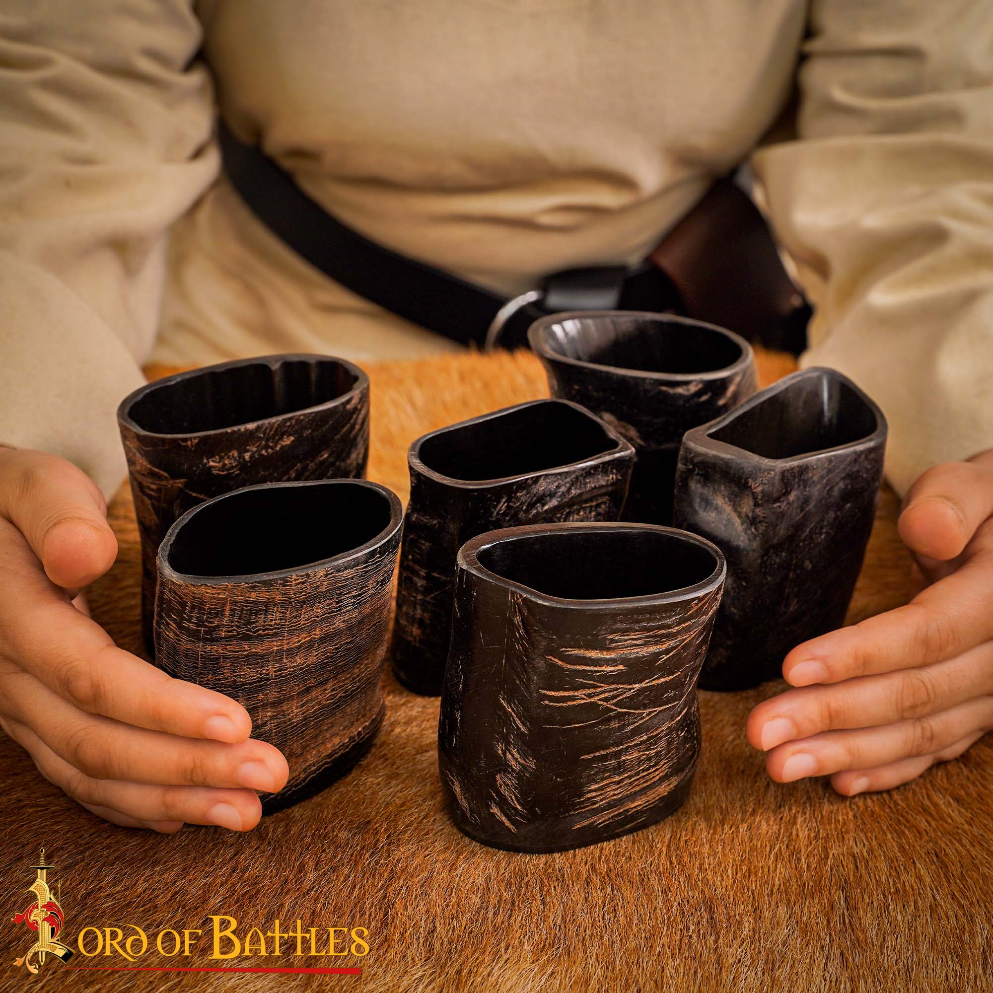 Imagen única de: Juego de Vasos de Chupito de Cuerno Vikingo - Cuerno de Búfalo Pulido (6 Piezas, ~68 Ml)