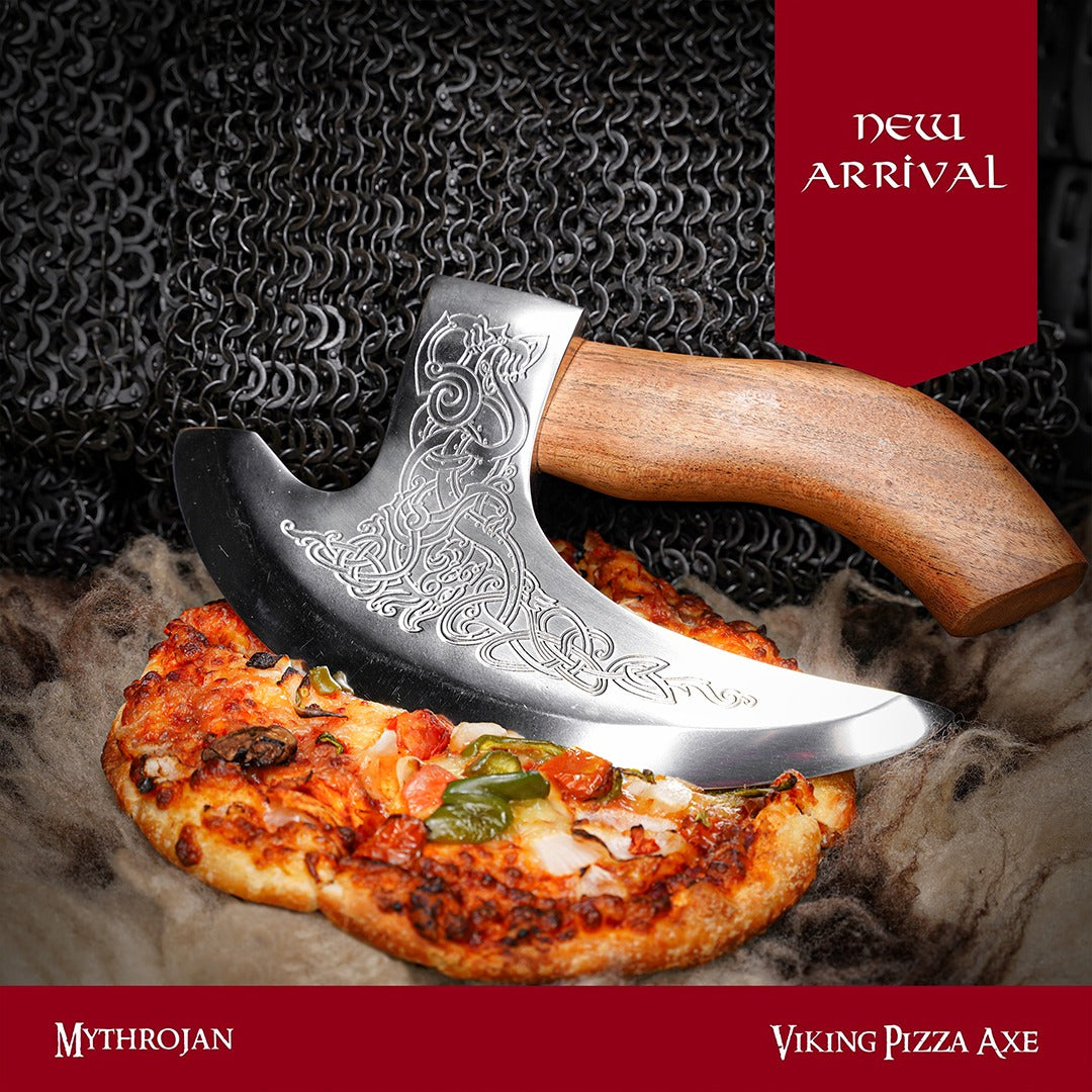 Imagen única de: Mythrojan Hacha Vikinga para Pizza - Cortador de Pizza de Acero Inoxidable Forjado a Mano con Mango de Acacia Maciza y Funda de Cuero - Grabado Celta - Caja de Regalo