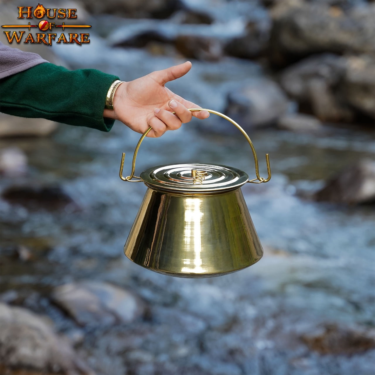 Imagen única de: Hervidor Medieval de Latón con Tapa - Olla Histórica para Cocinar Al Aire Libre y en Hogueras - Caldero de Latón Pulido Hecho a Mano