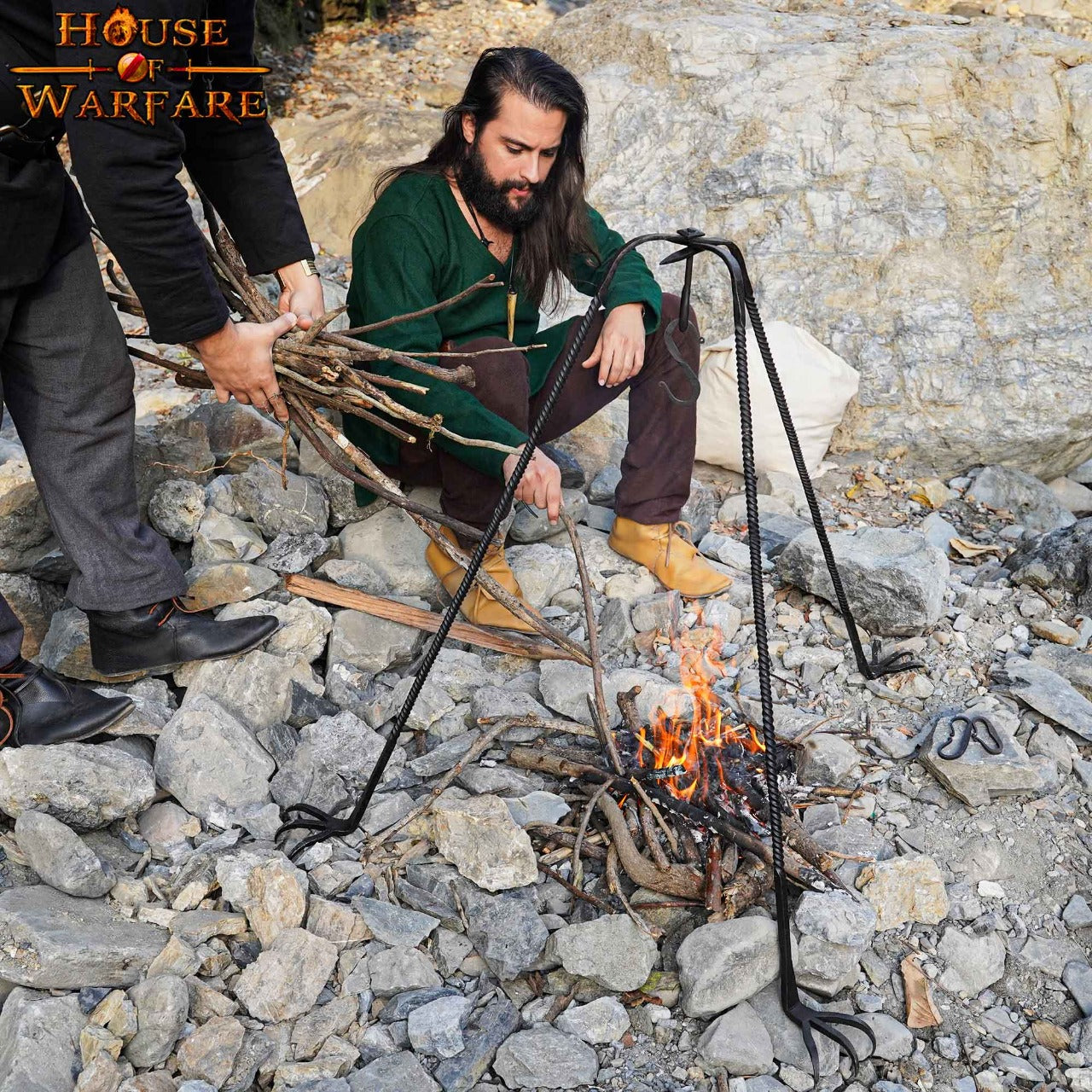Imagen única de: Trípode de Cocina de Hierro Medieval Forjado a Mano - Acabado en Negro Soporte de Hoguera para Cocinar Al Aire Libre