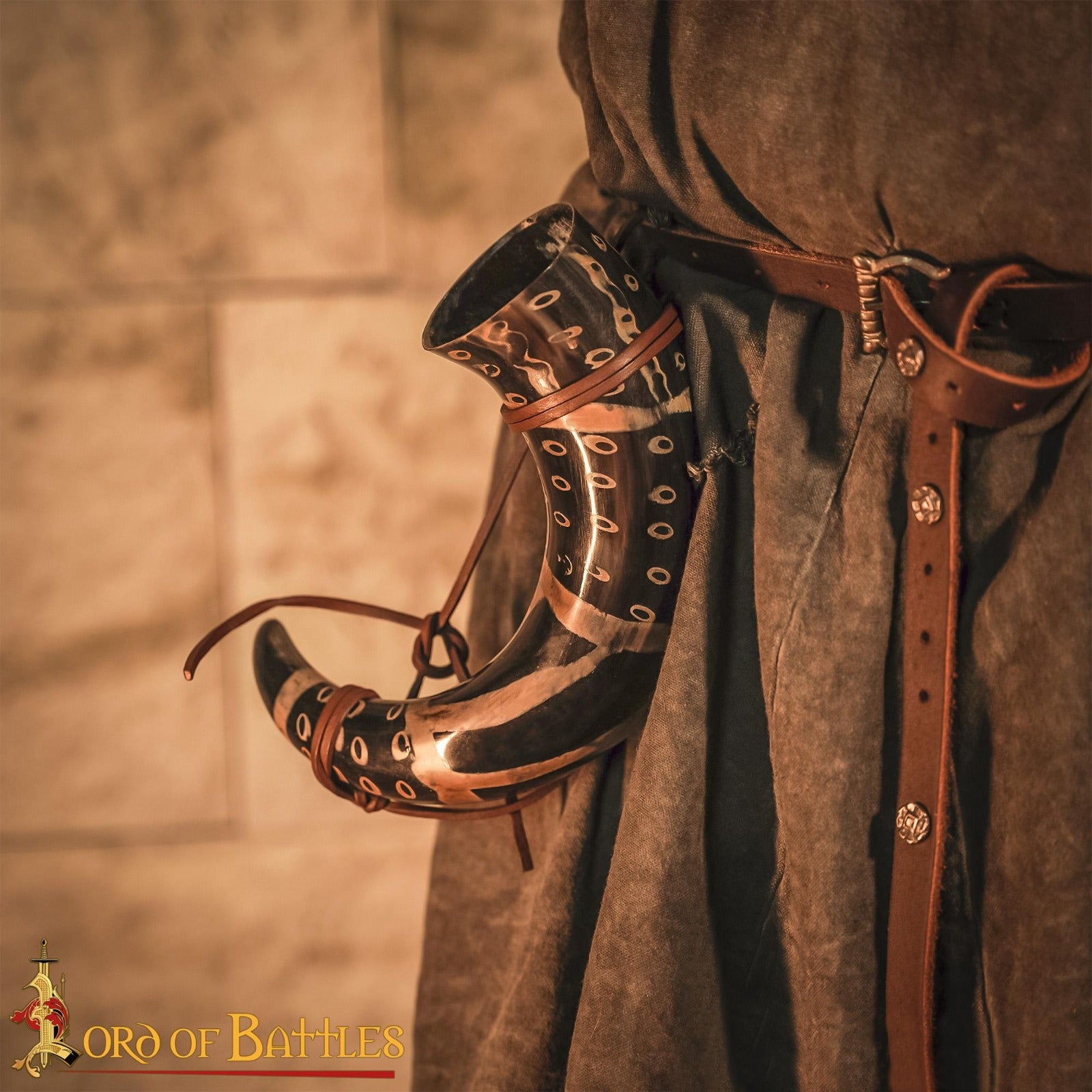 Imagen única de: Cuerno Medieval para Beber 400 - 500 Ml con Cuerda de Cuero Hecho a Mano Verdadero Cuerno de Buey