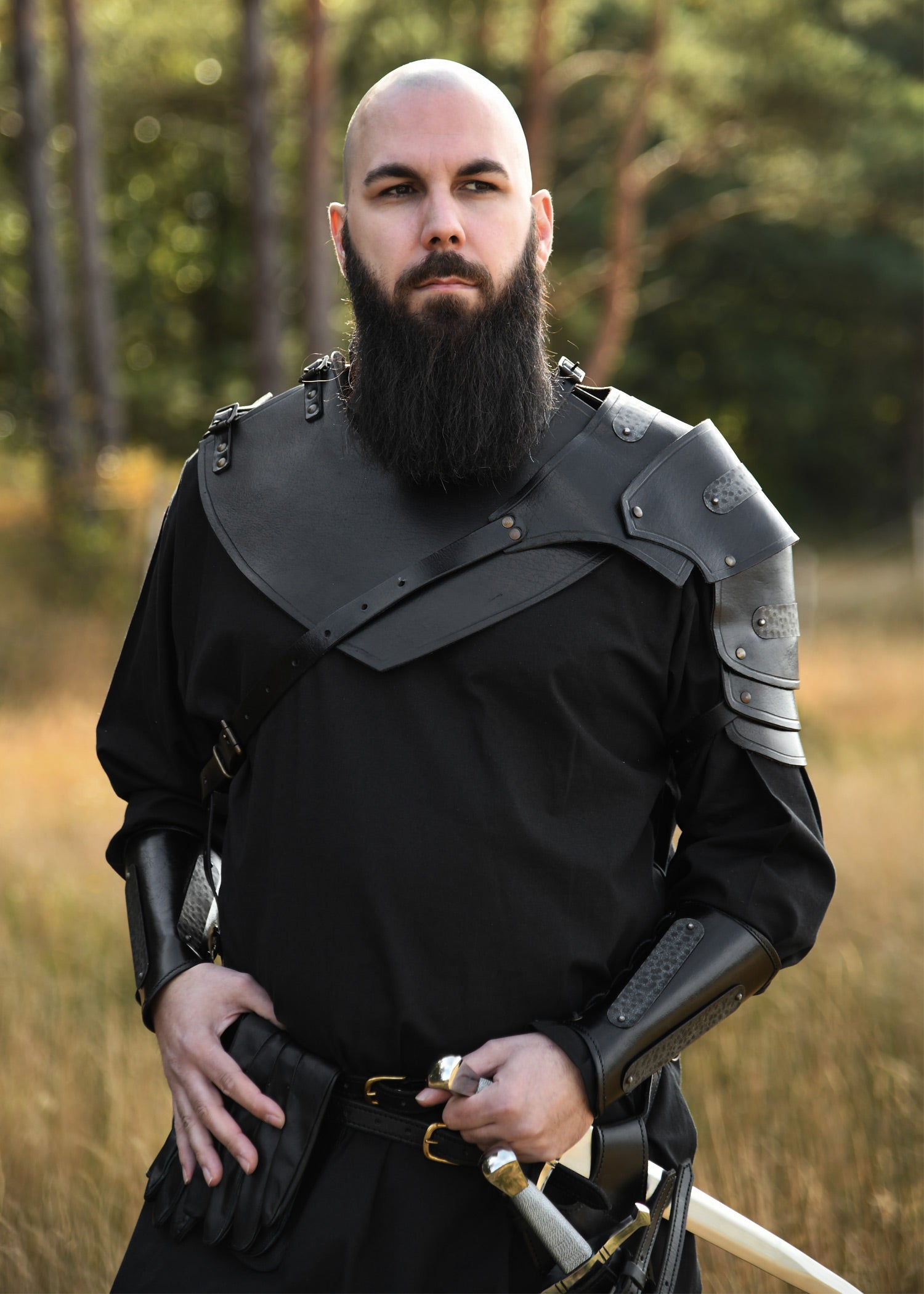 Imagen única de: Hombrera De Cuero Balor Con Detalles Metálicos, Negro